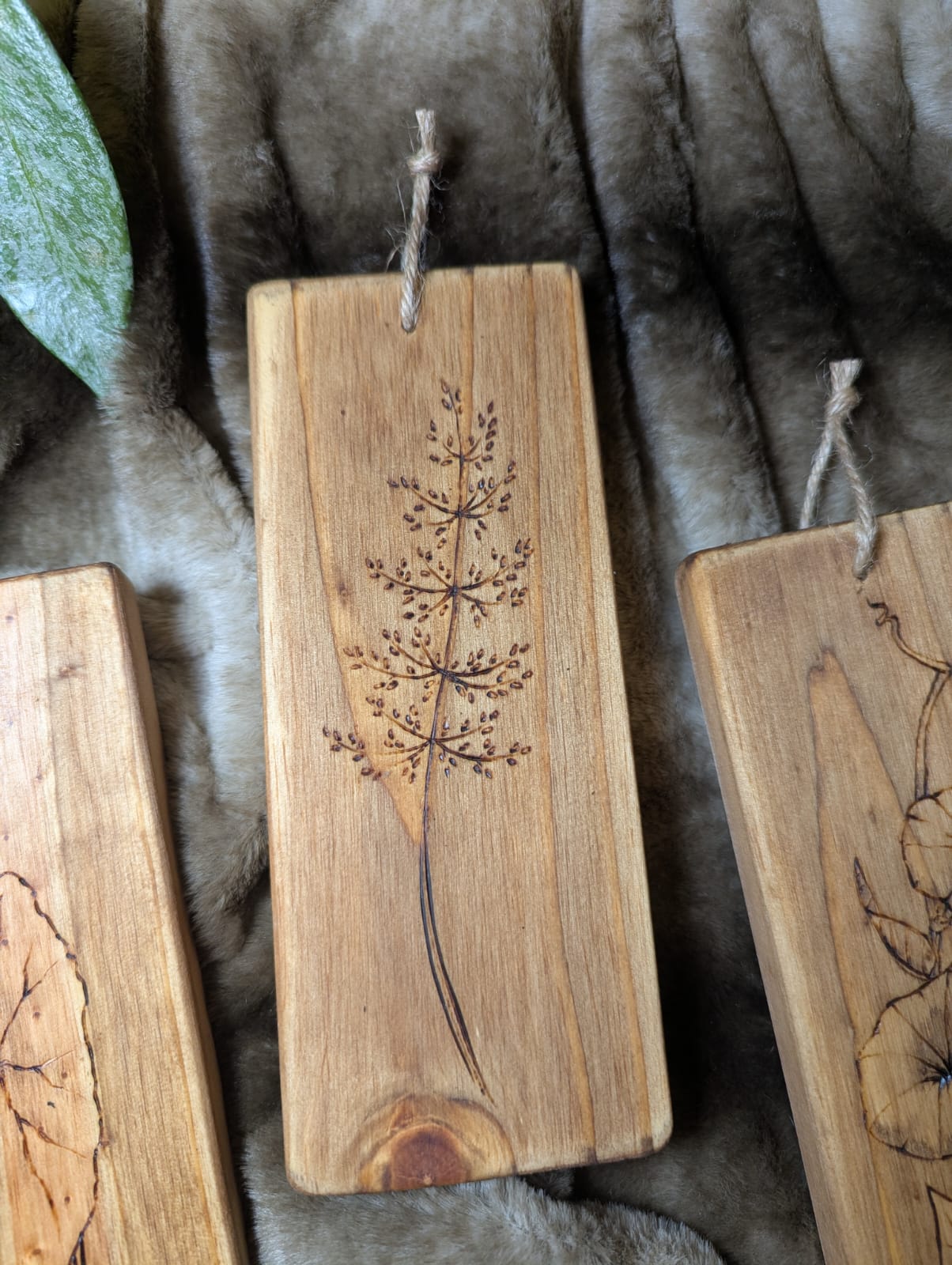 Planche moyenne en bois d'une graminée faite au pyrograveur