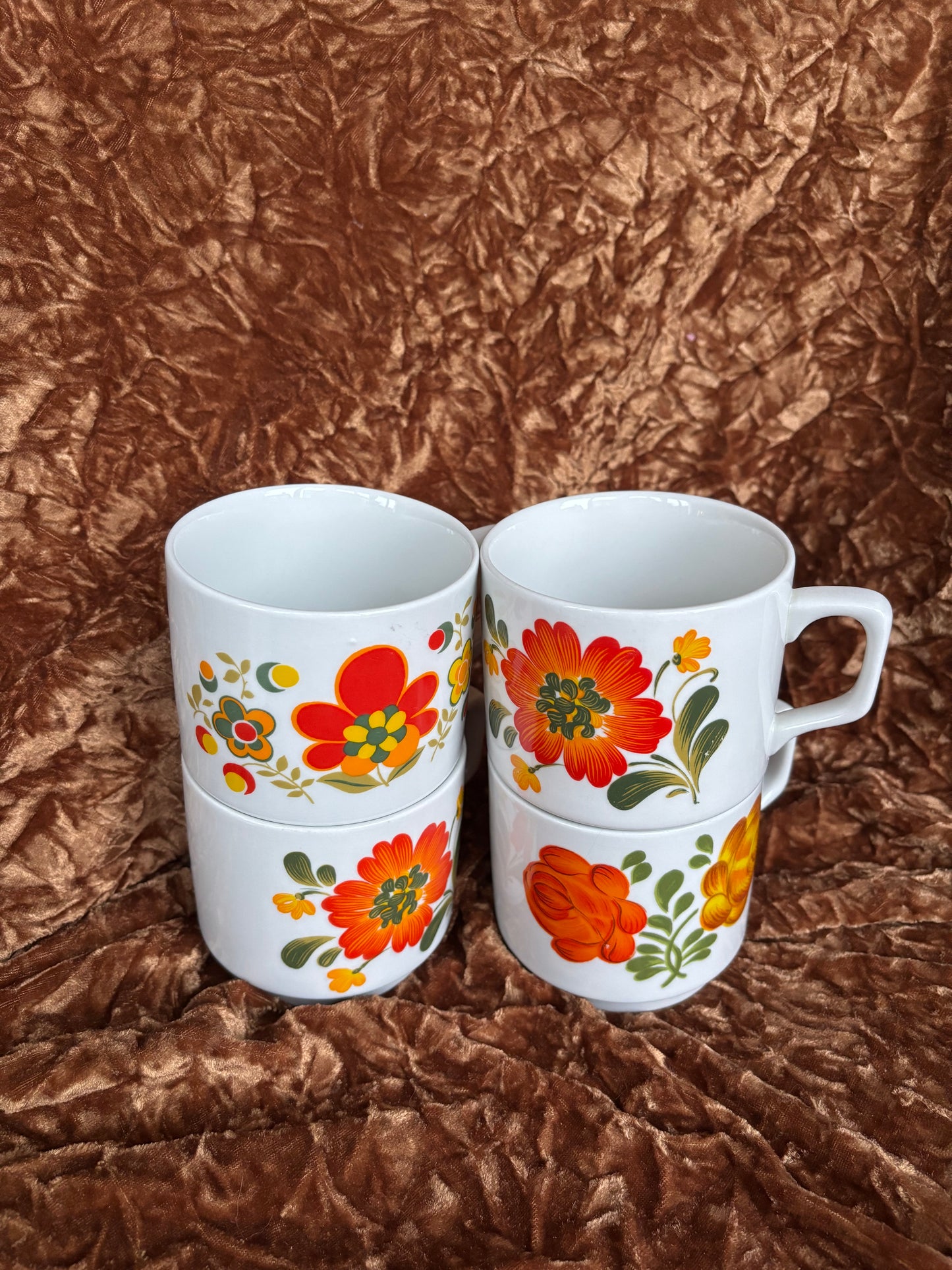 Lot de quatre tasses vintage Tognana à motif fleuri