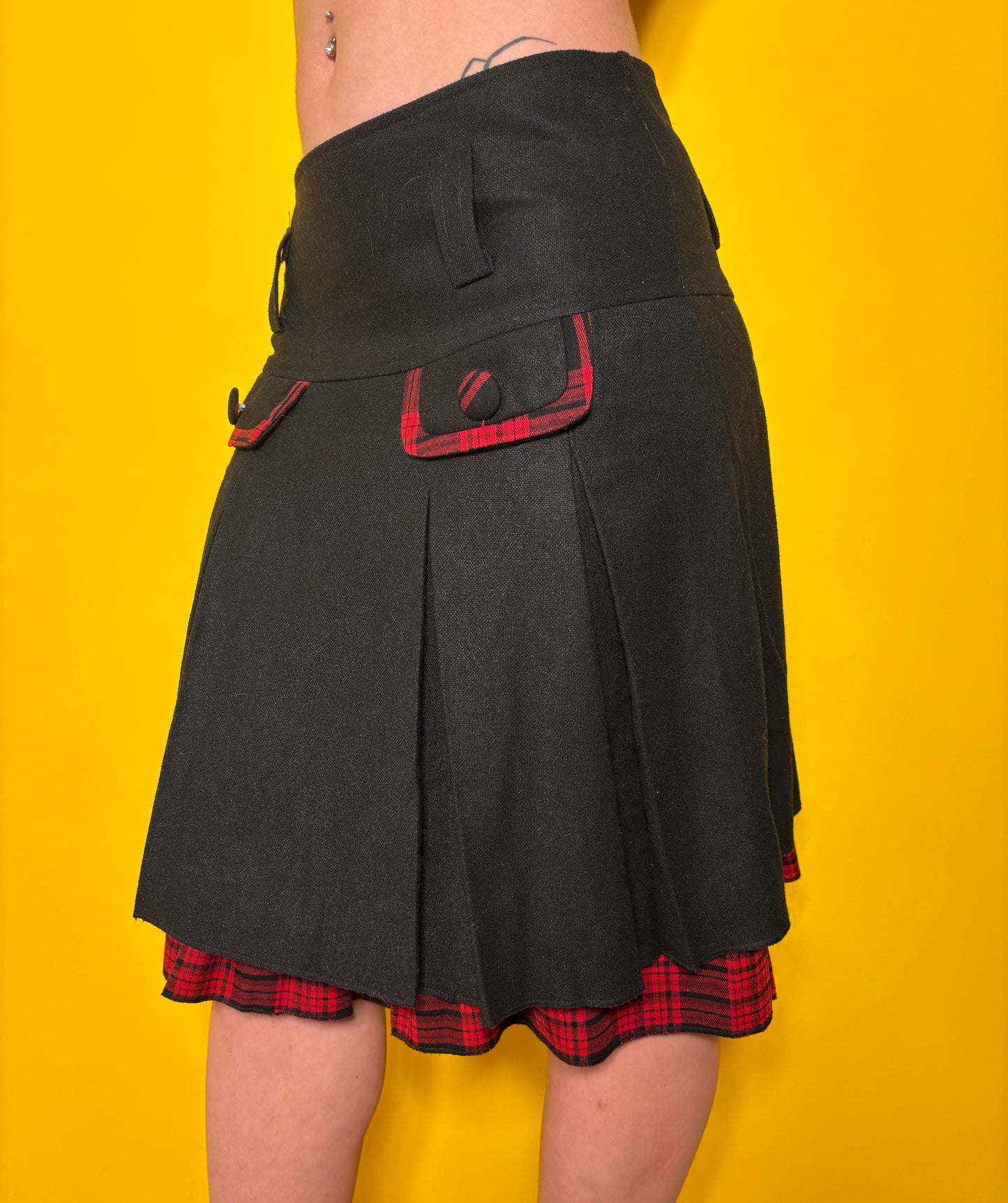 Jupe plis creux Arc-en-ciel Fashion T.M mix toile noire et tartan rouge