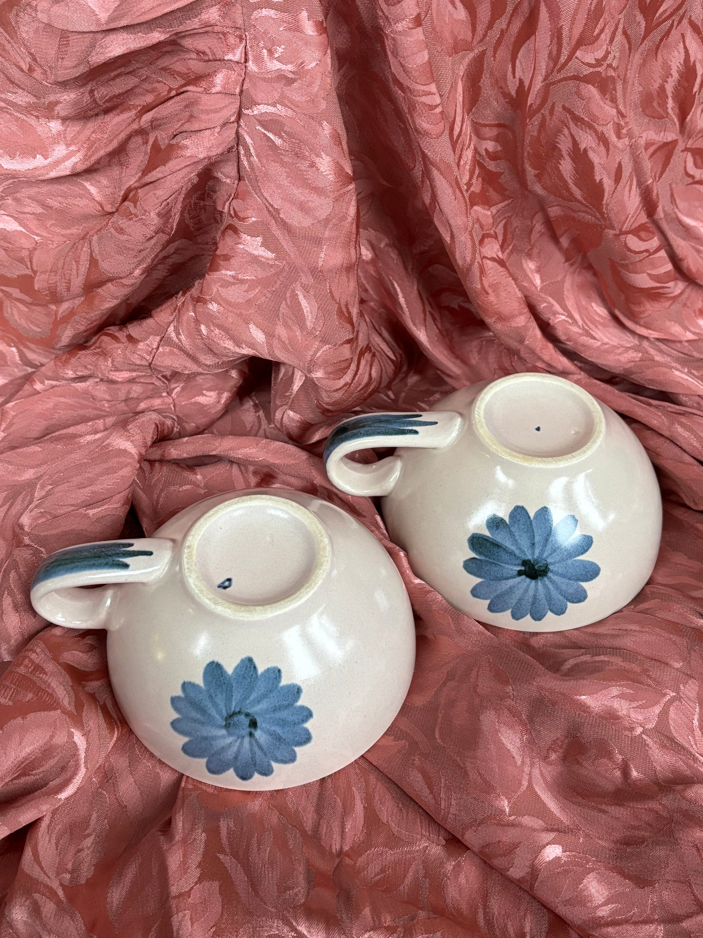 Lot de deux tasses en céramique à motif fleuri