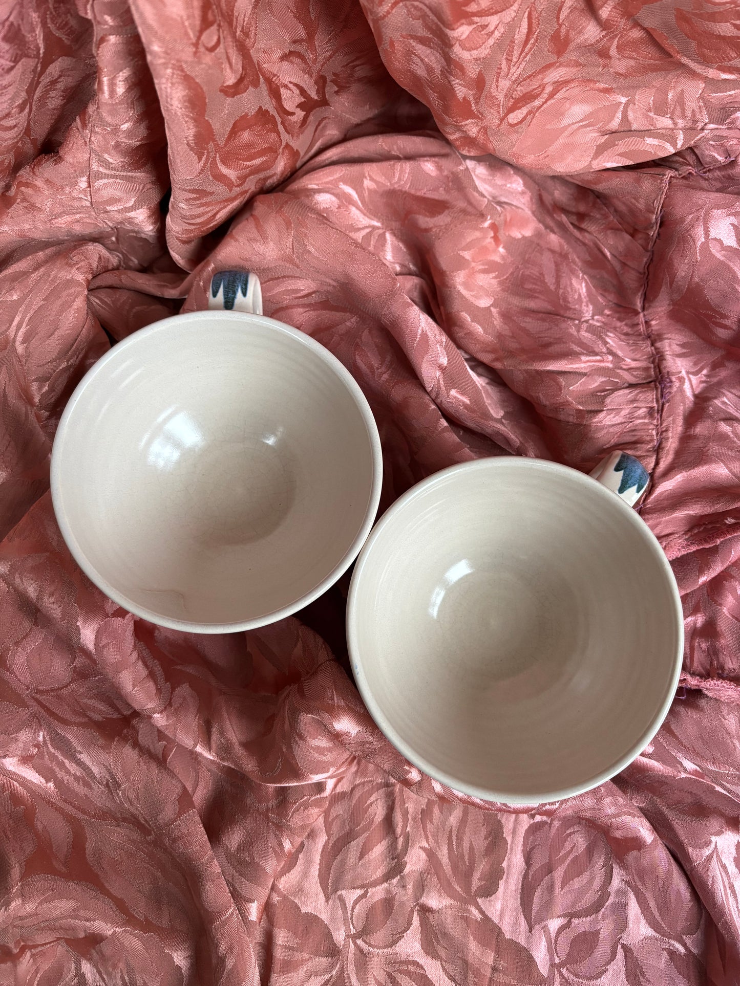 Lot de deux tasses en céramique à motif fleuri