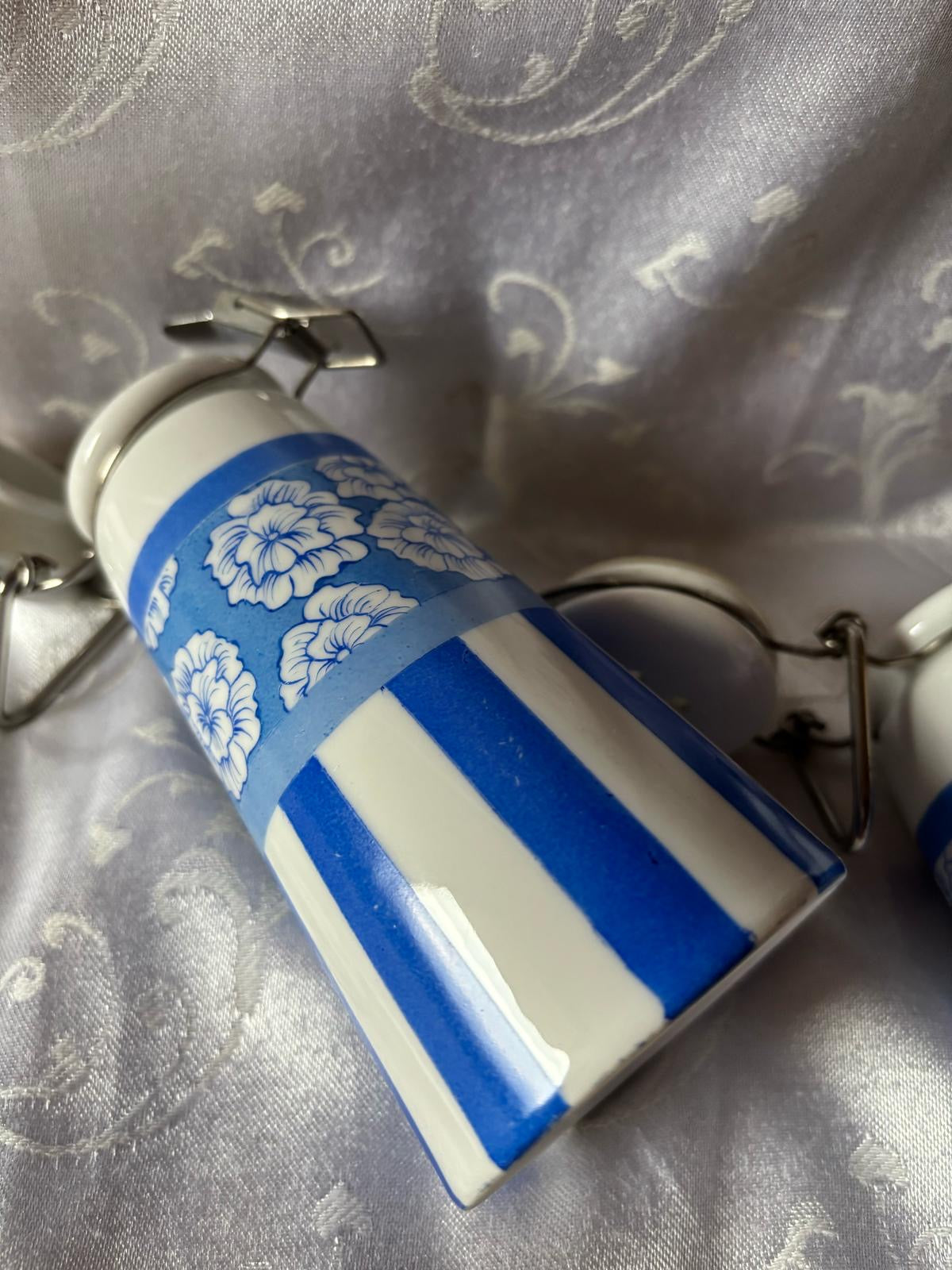 Duo salière et poivrière en céramique rayures et fleurs bleues et blanches DL