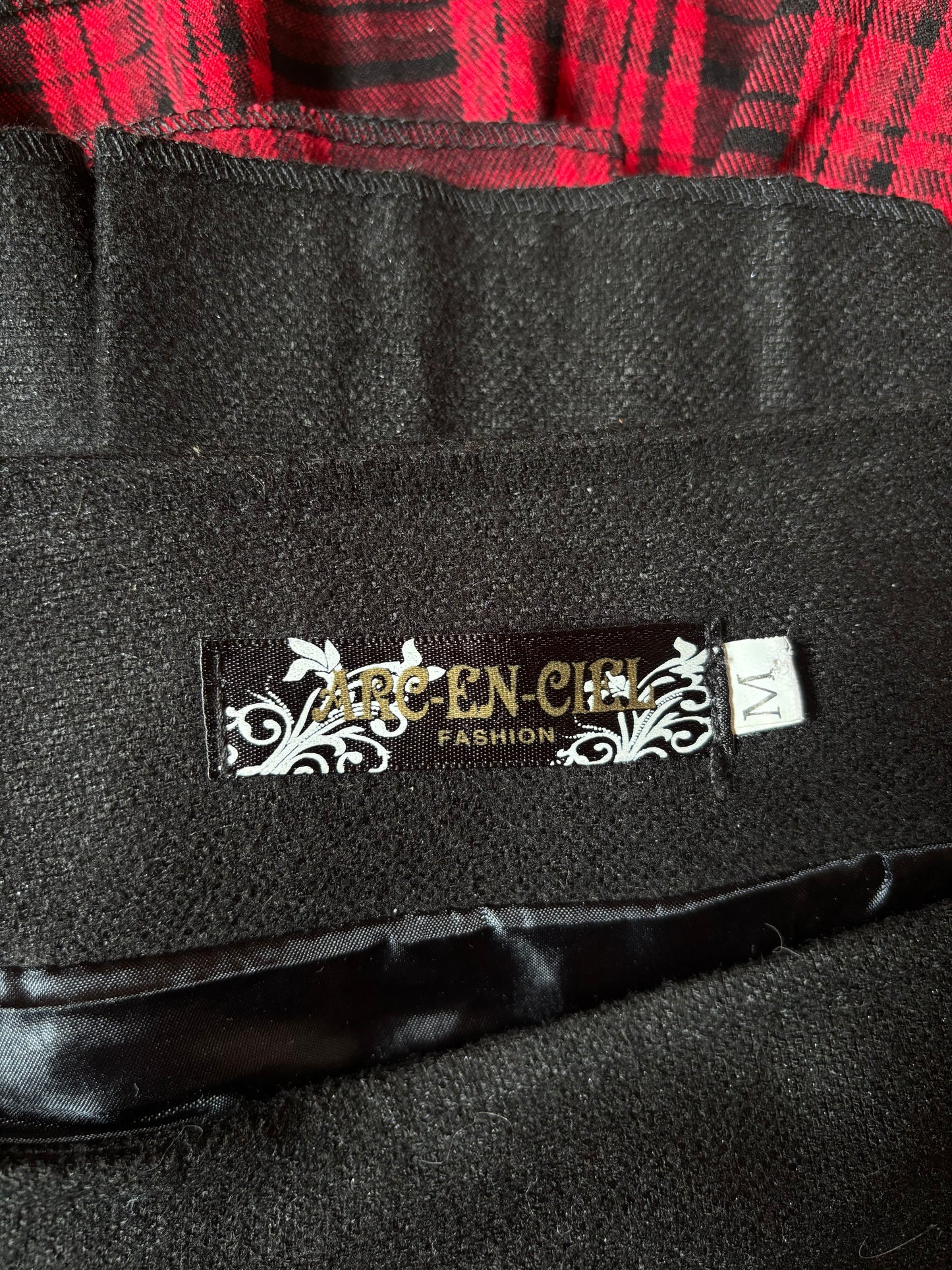 Jupe plis creux Arc-en-ciel Fashion T.M mix toile noire et tartan rouge