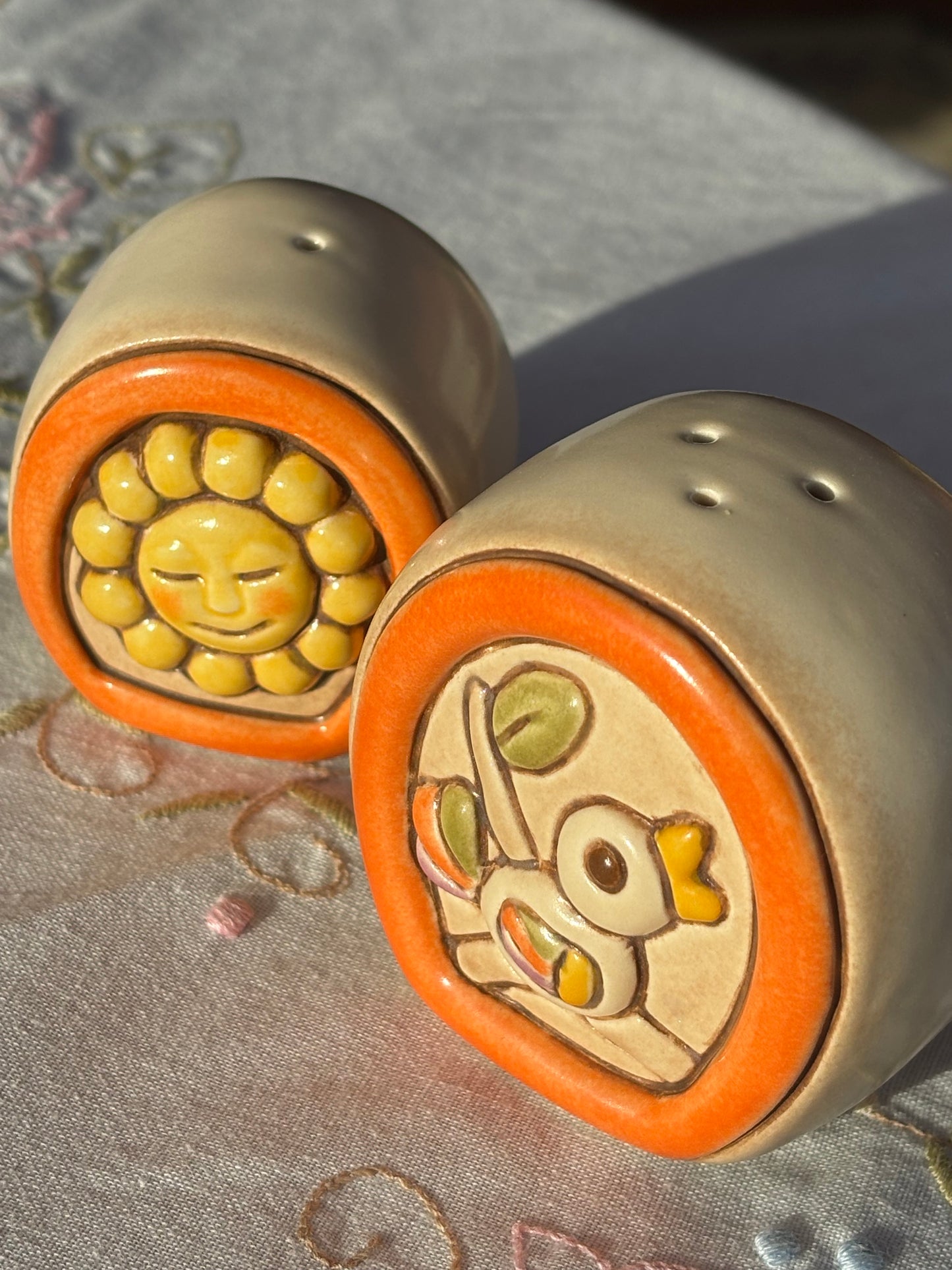 Salière et poivrier vintage en céramique Thun motif nature