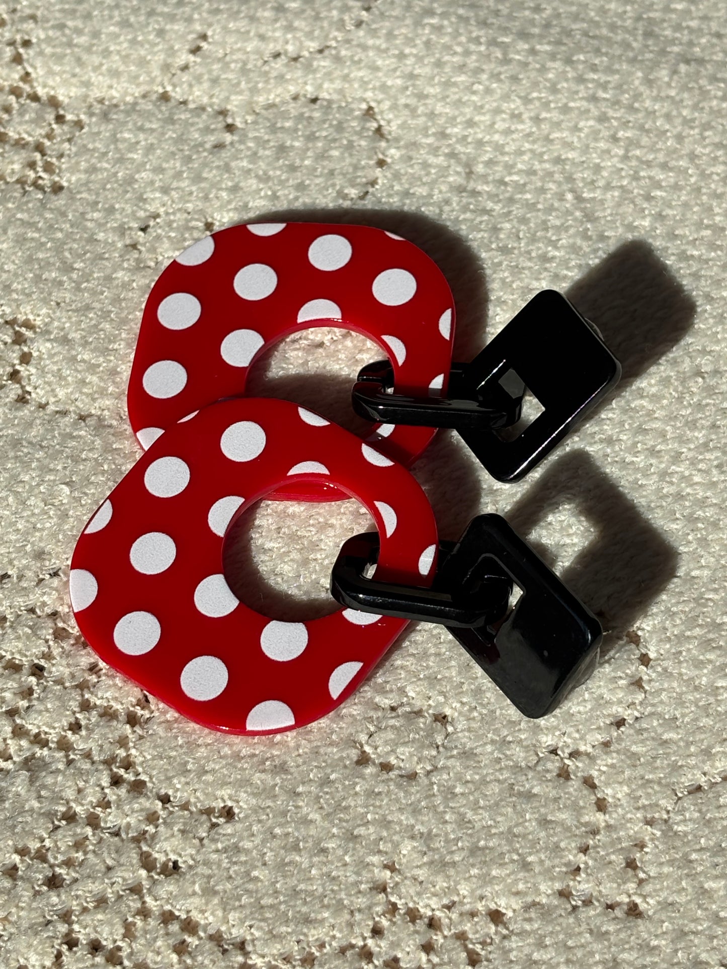 Boucles d'oreille rétro pop noires et rouge à pois