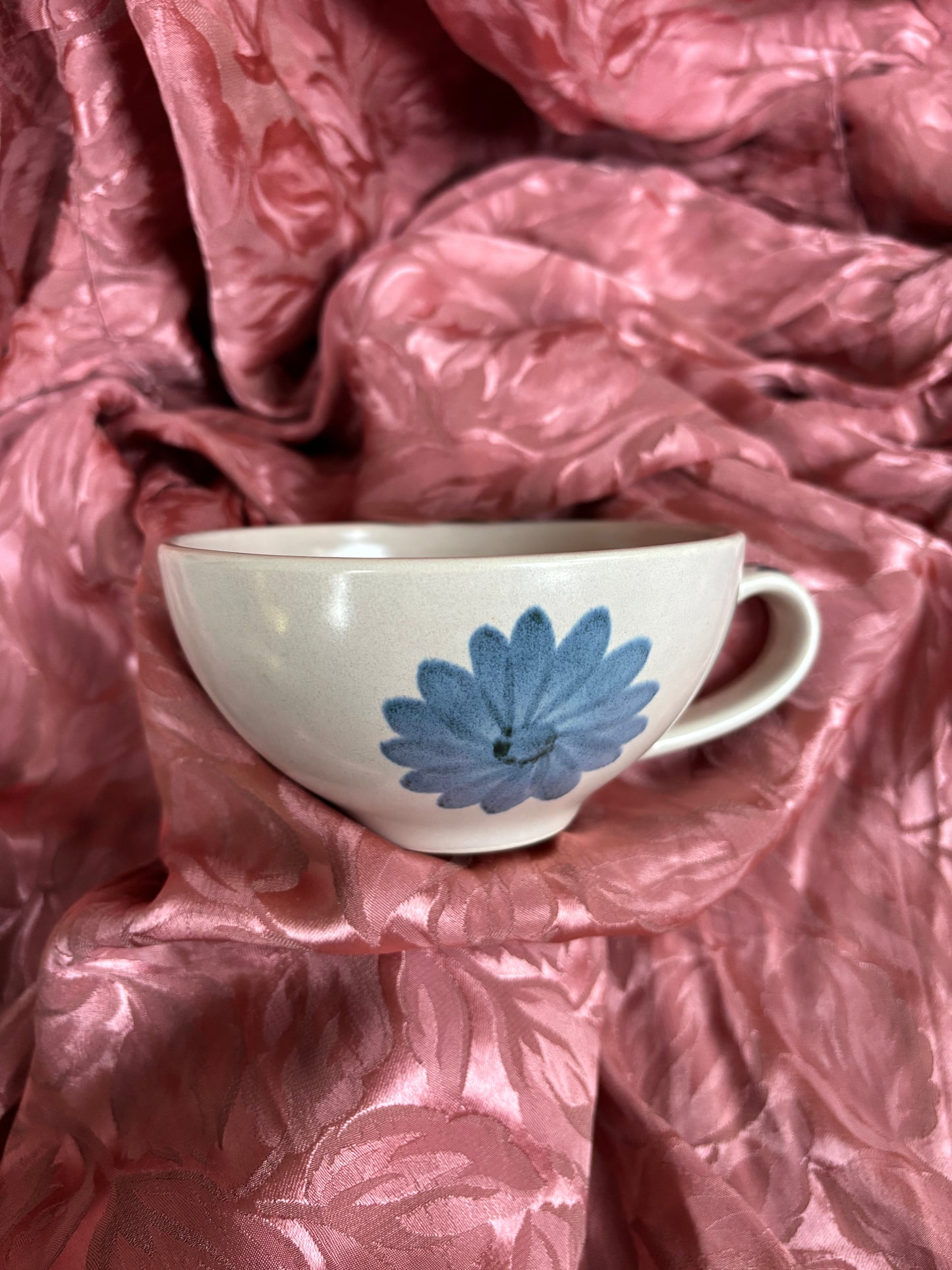 Lot de deux tasses en céramique à motif fleuri