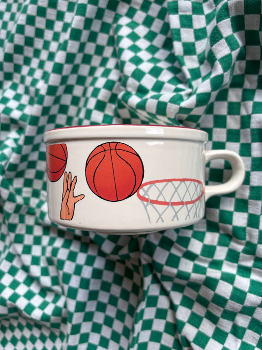 Grande tasse Casual Dining Inheritance Tableware by MaryAnn Baker motif illustration de basketball