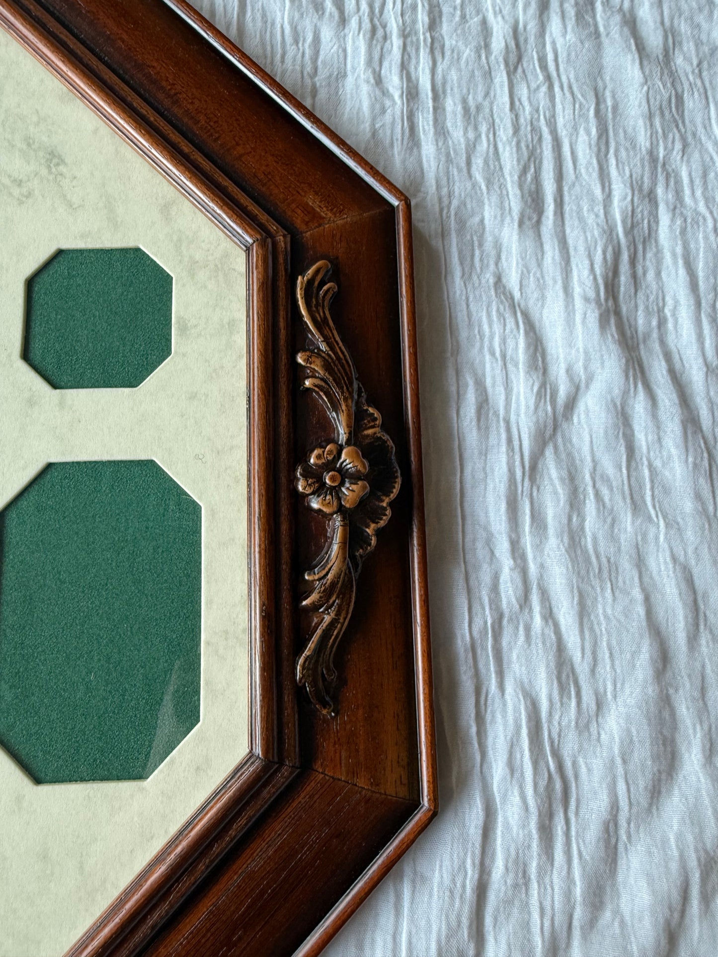Cadre en bois vintage octogonal avec appliques florales