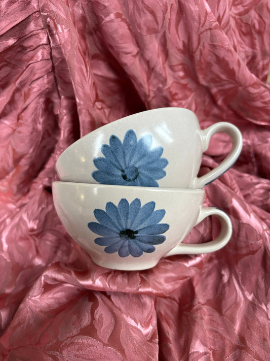 Lot de deux tasses en céramique à motif fleuri