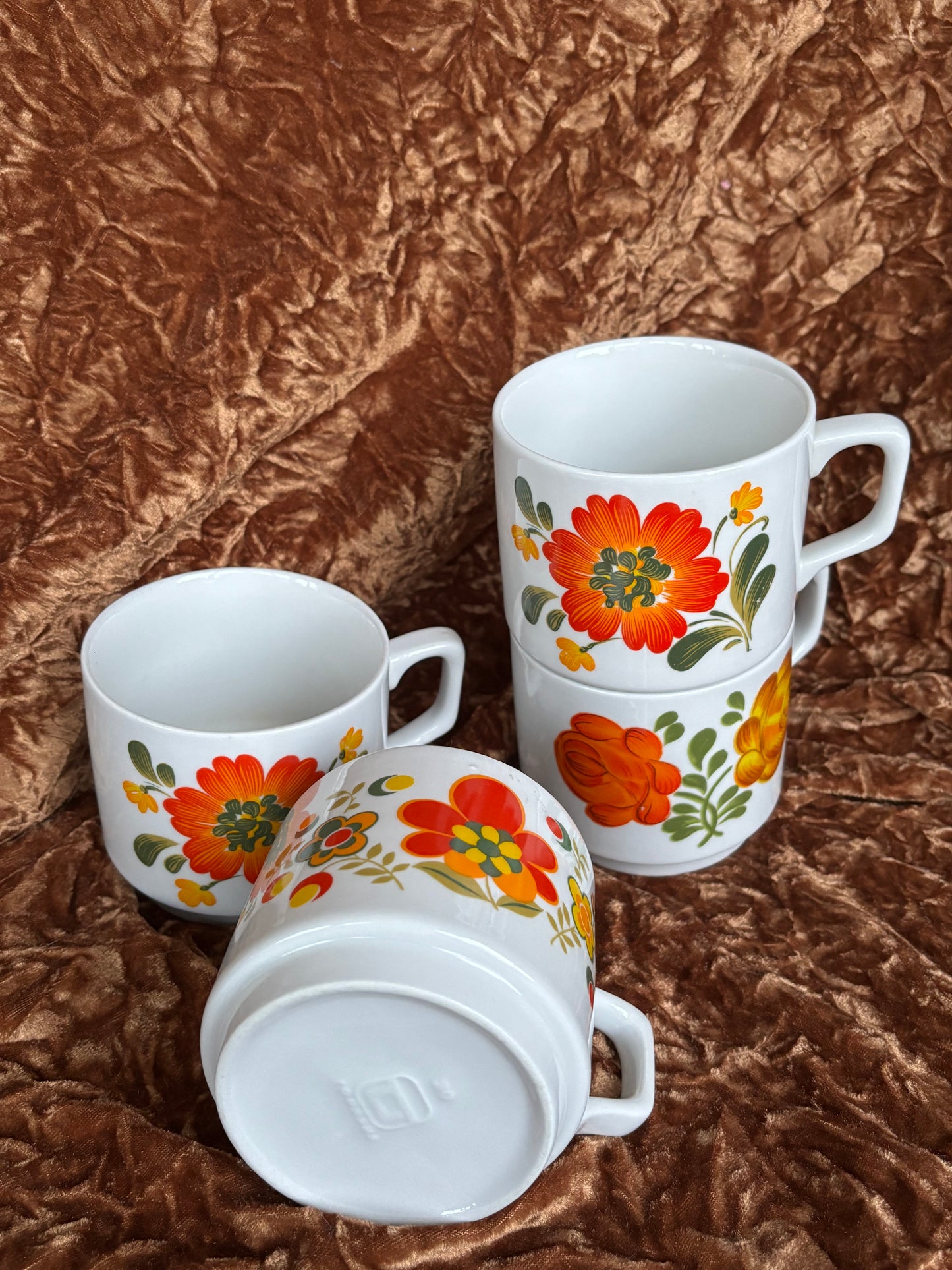 Lot de quatre tasses vintage Tognana à motif fleuri