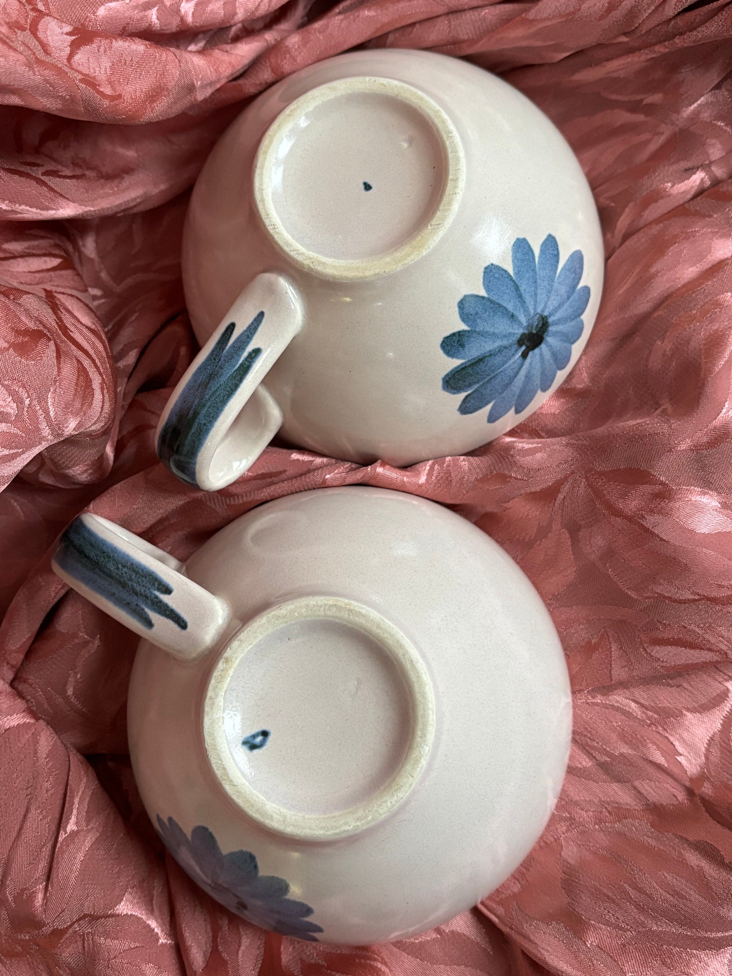 Lot de deux tasses en céramique à motif fleuri