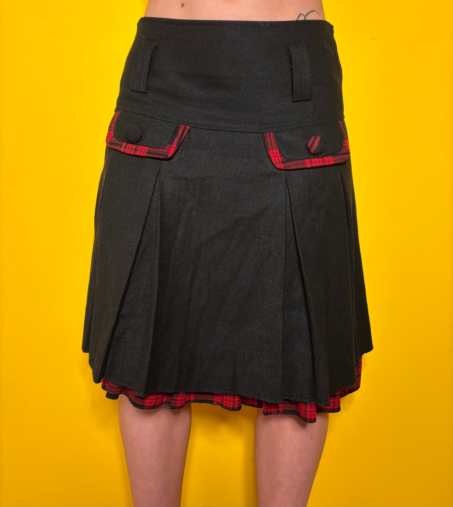 Jupe plis creux Arc-en-ciel Fashion T.M mix toile noire et tartan rouge