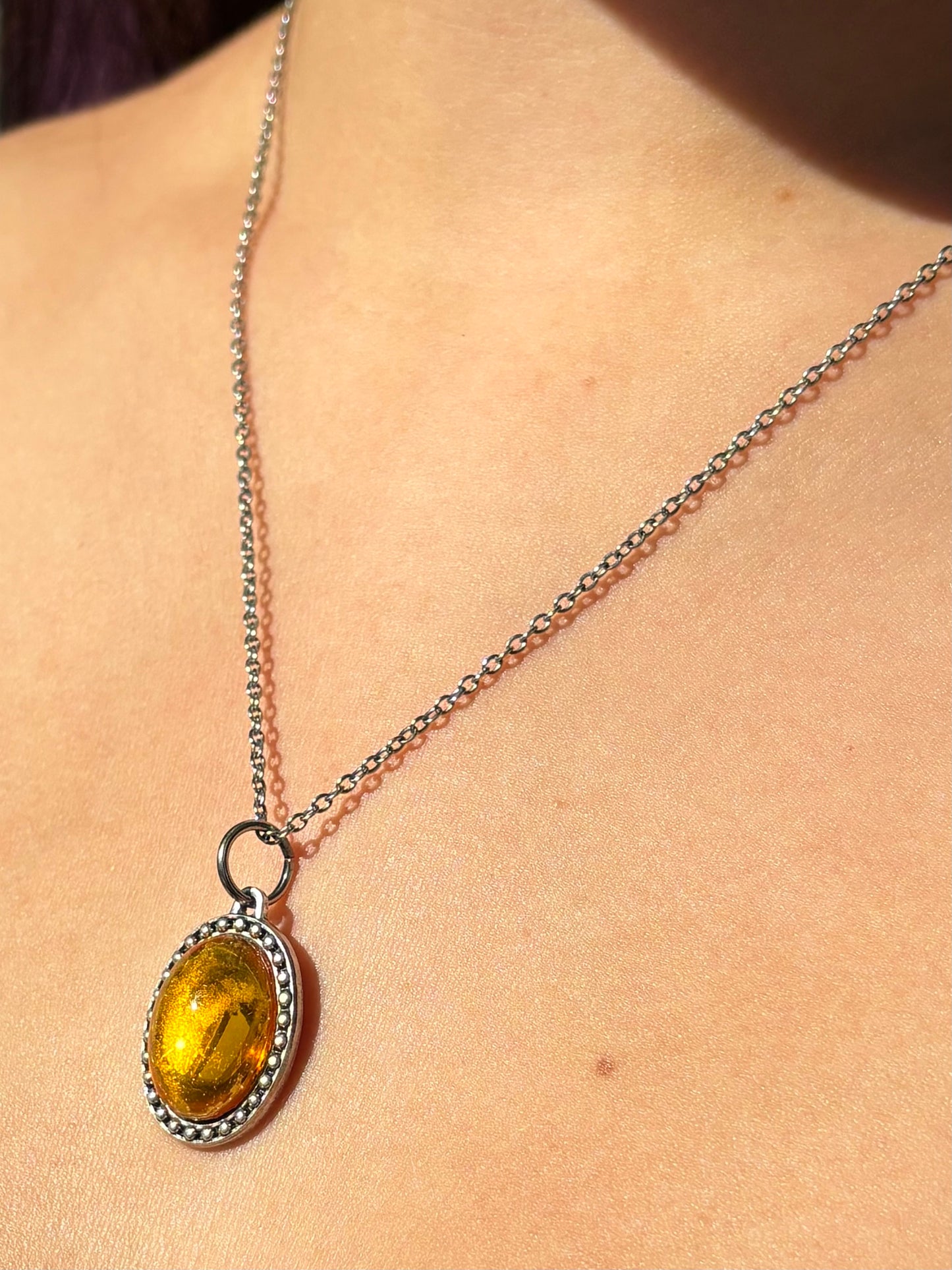 Pendentif ambre religieux Notre-Dame de Mont Roland