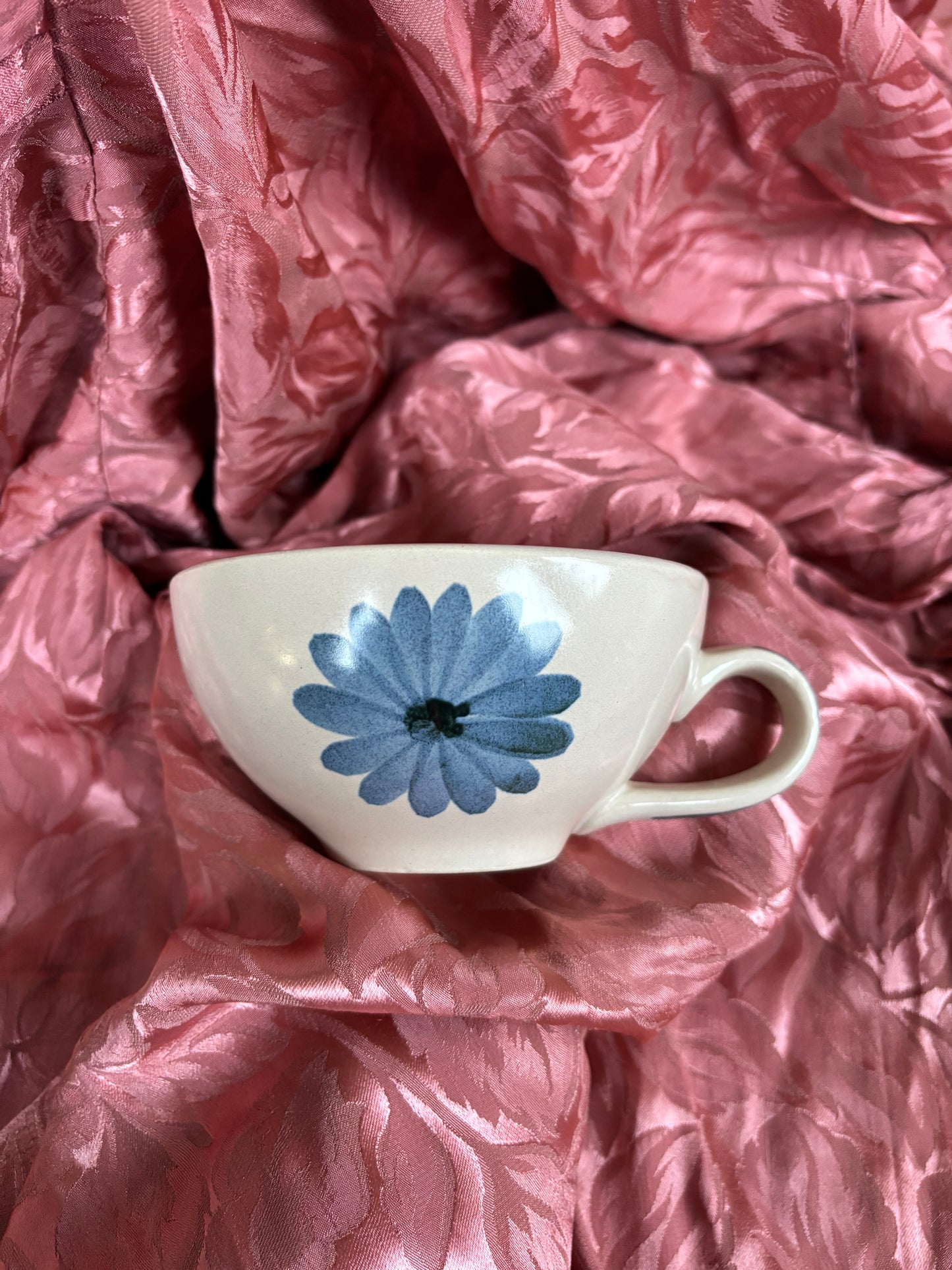 Lot de deux tasses en céramique à motif fleuri