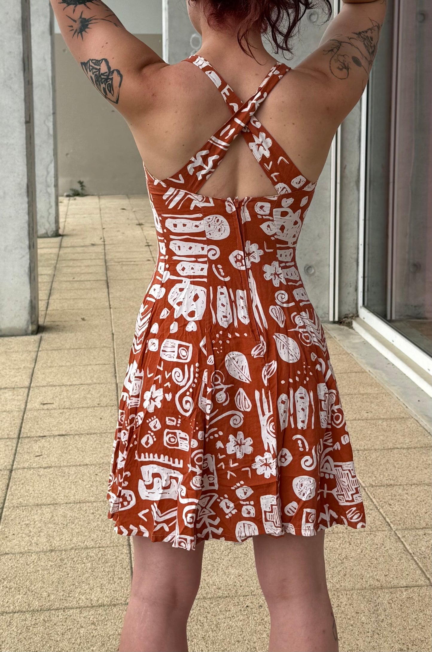 Robe légère à motifs avec bretelles croisées dans le dos fabriquée en France T.S