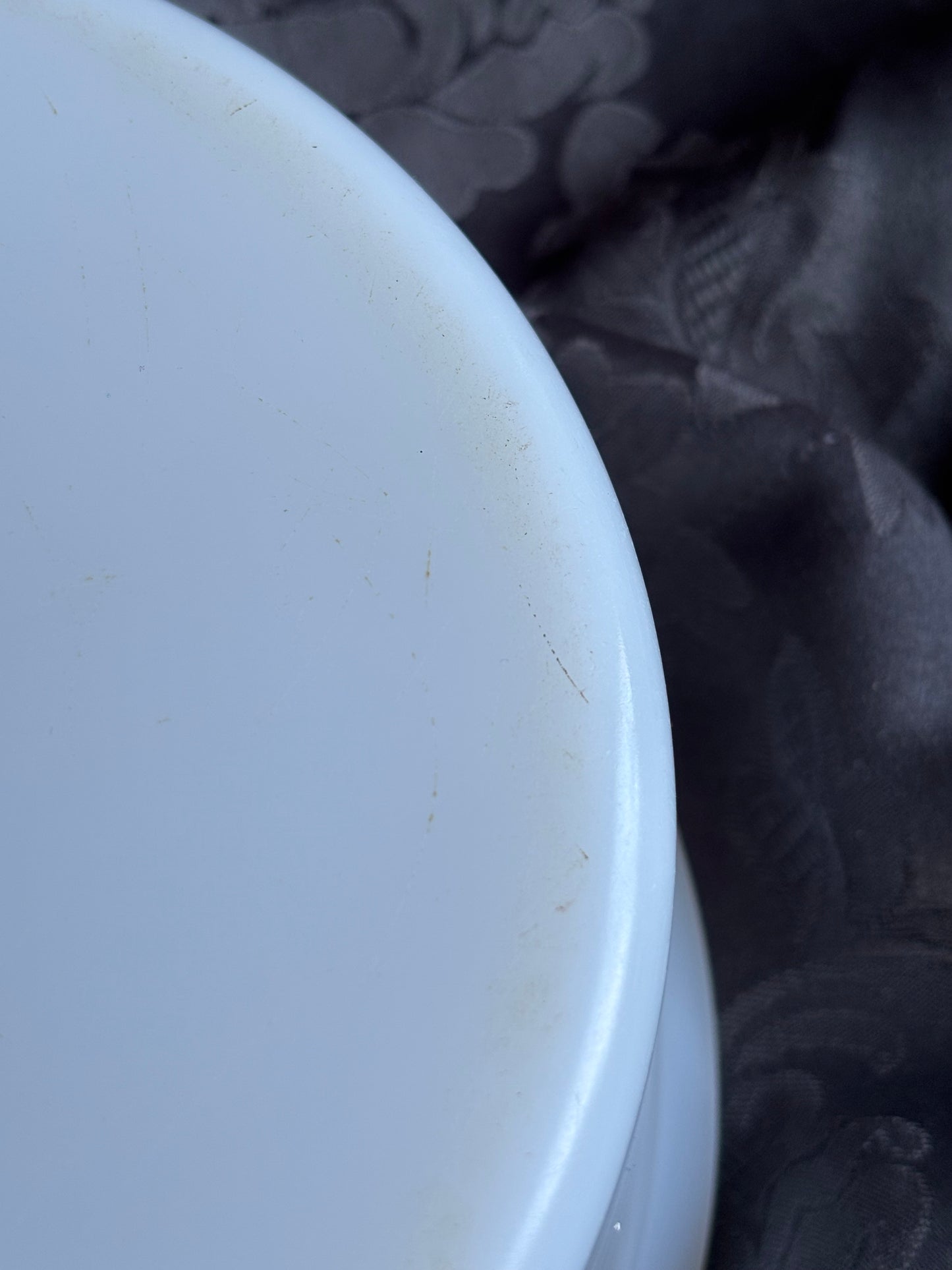 Plat à four vintage Arcopal motif rosier