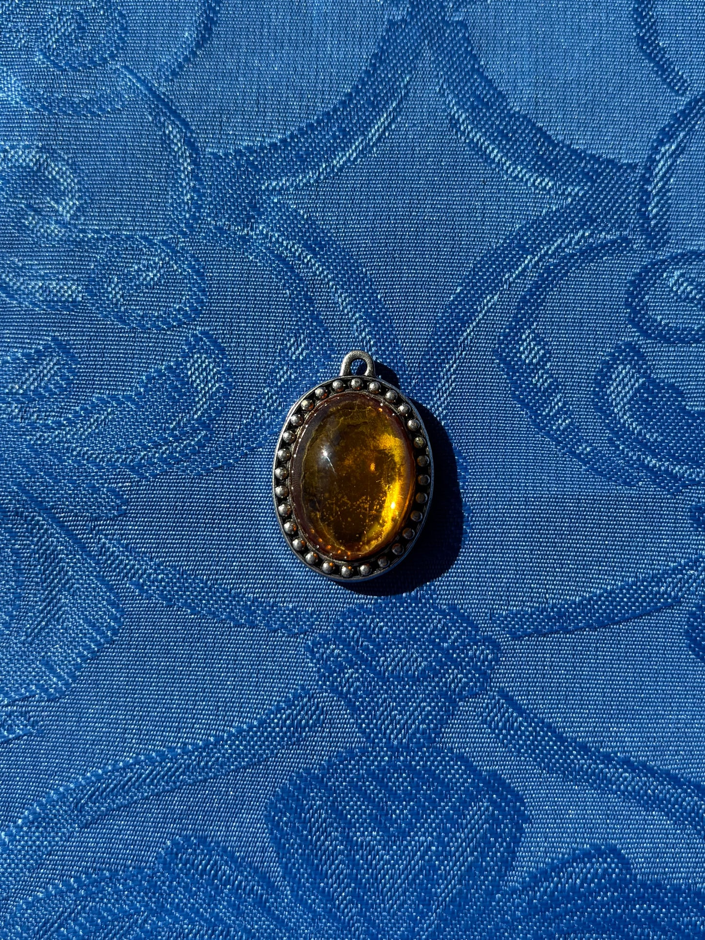 Pendentif ambre religieux Notre-Dame de Mont Roland