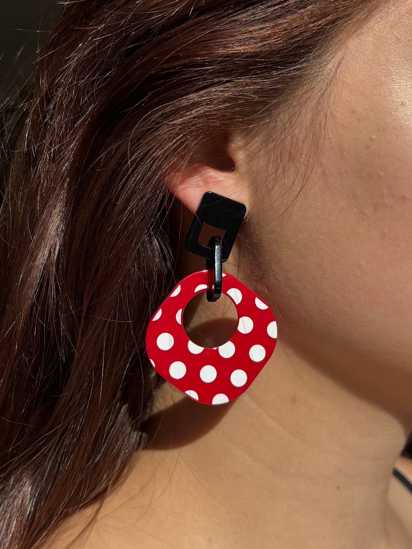 Boucles d'oreille rétro pop noires et rouge à pois