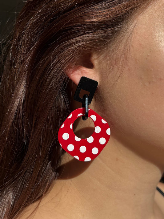 Boucles d'oreille rétro pop noires et rouge à pois