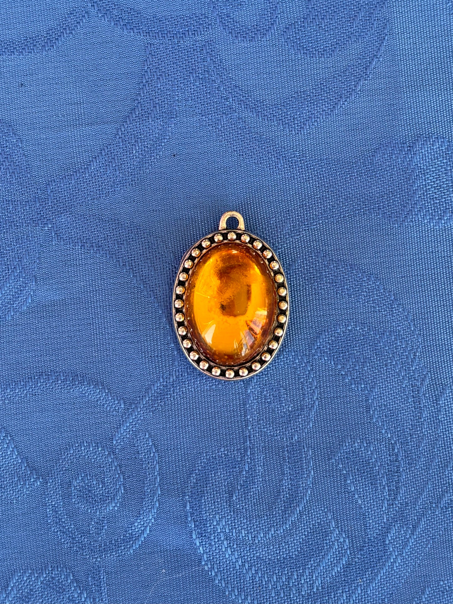 Pendentif ambre religieux Notre-Dame de Mont Roland