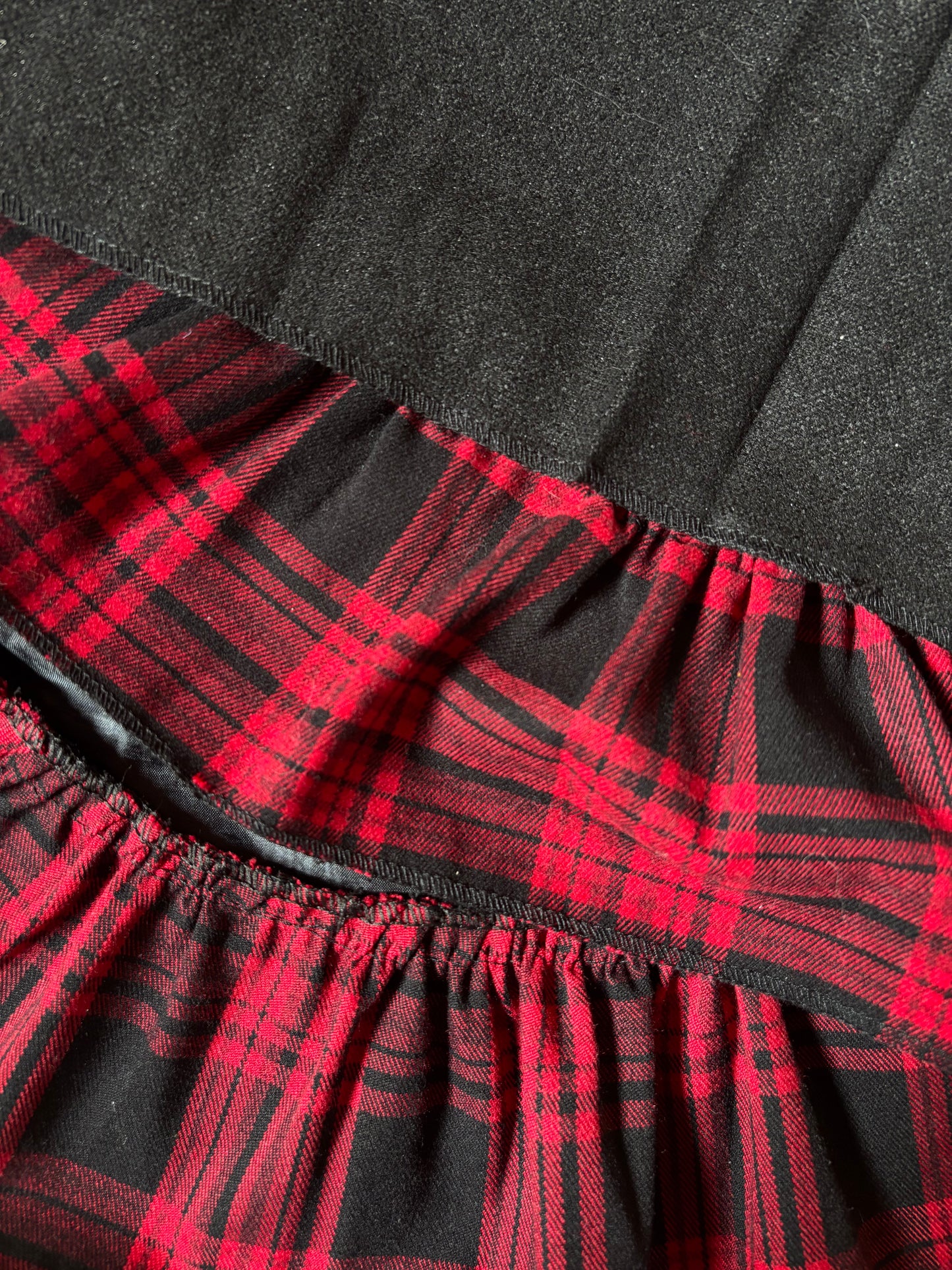 Jupe plis creux Arc-en-ciel Fashion T.M mix toile noire et tartan rouge