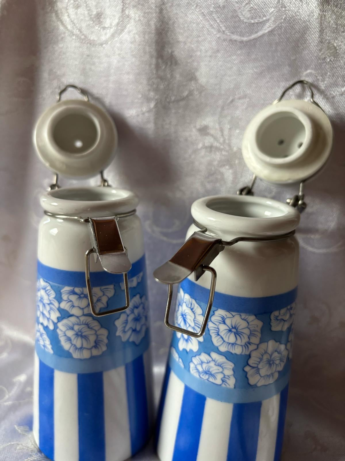 Duo salière et poivrière en céramique rayures et fleurs bleues et blanches DL
