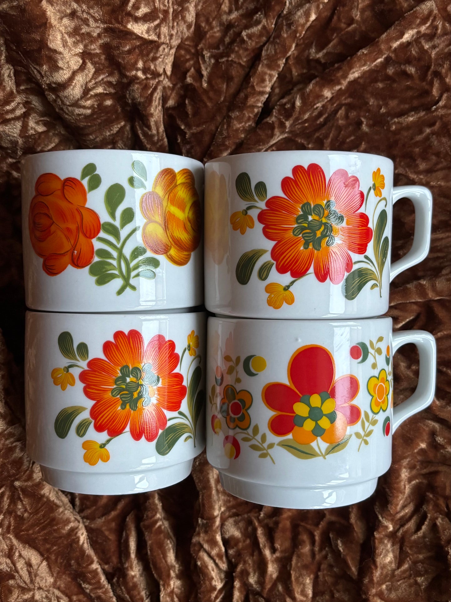 Lot de quatre tasses vintage Tognana à motif fleuri
