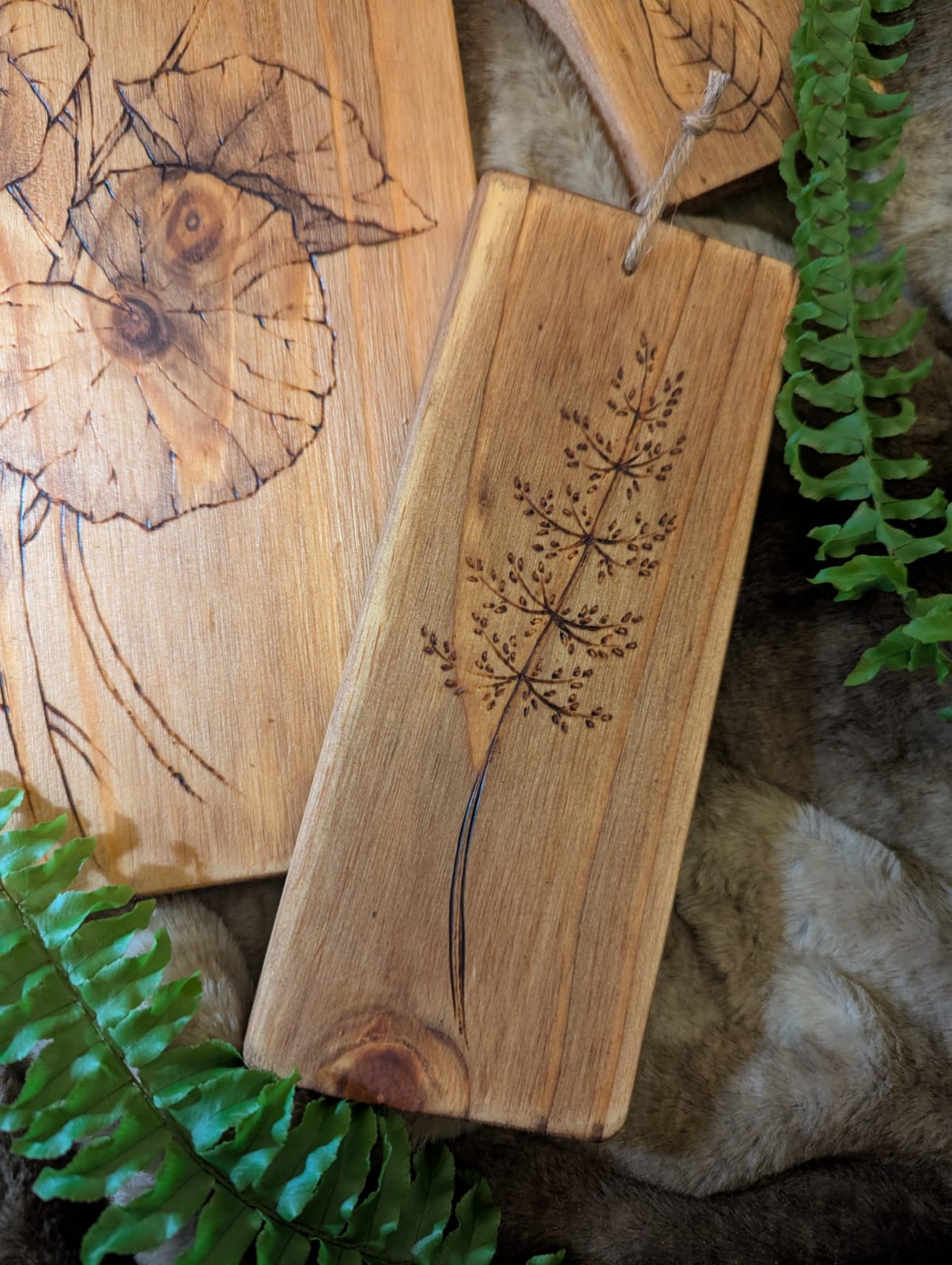 Planche moyenne en bois d'une graminée faite au pyrograveur