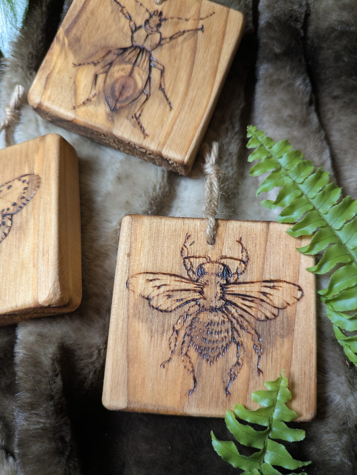 Petite planche en bois d'une abeille faite au pyrograveur
