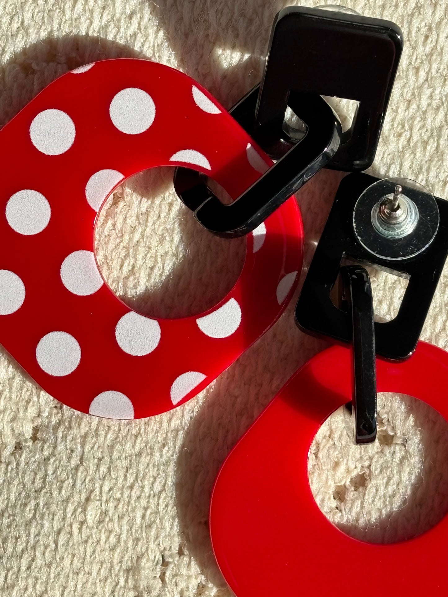 Boucles d'oreille rétro pop noires et rouge à pois