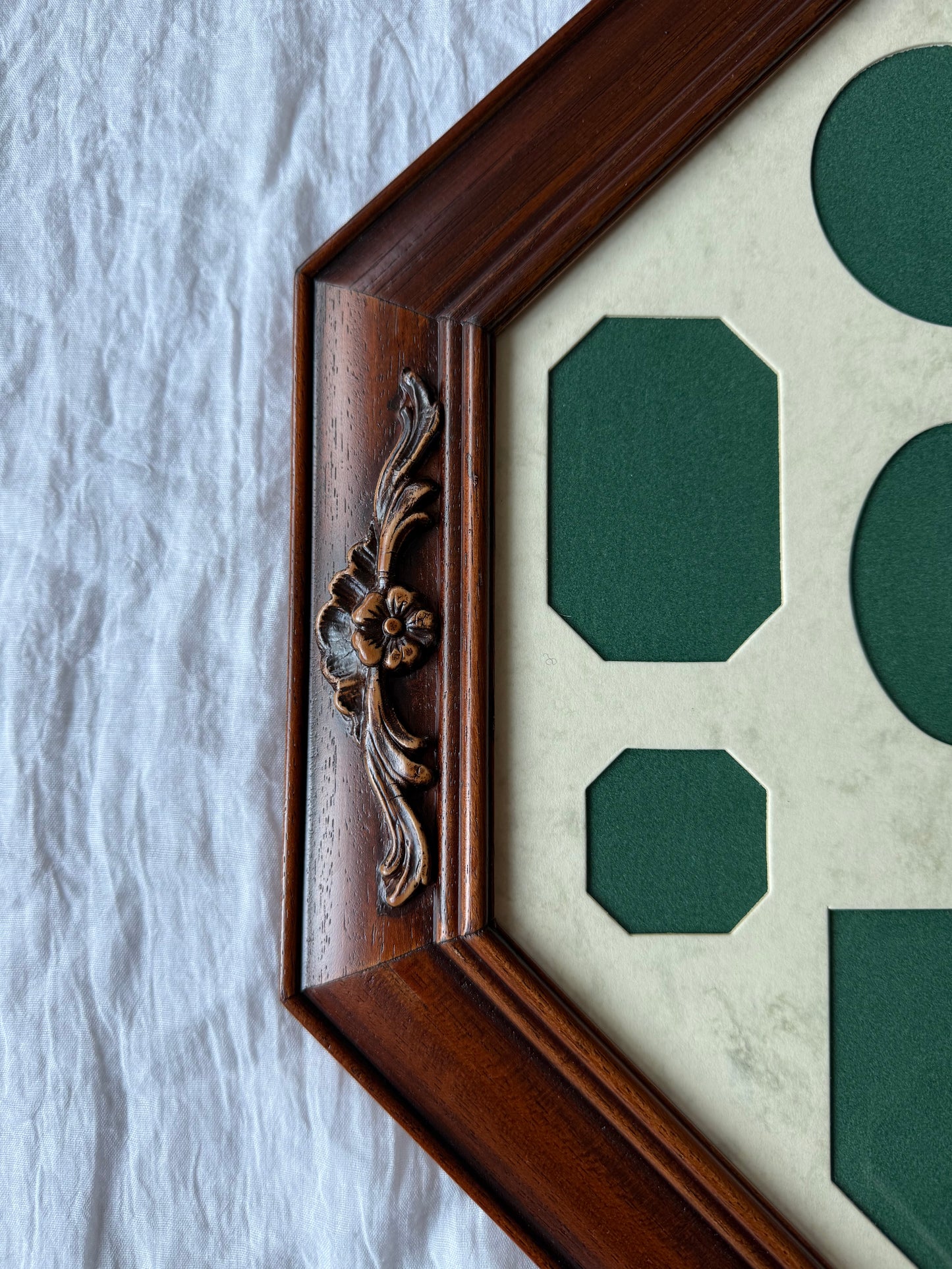 Cadre en bois vintage octogonal avec appliques florales