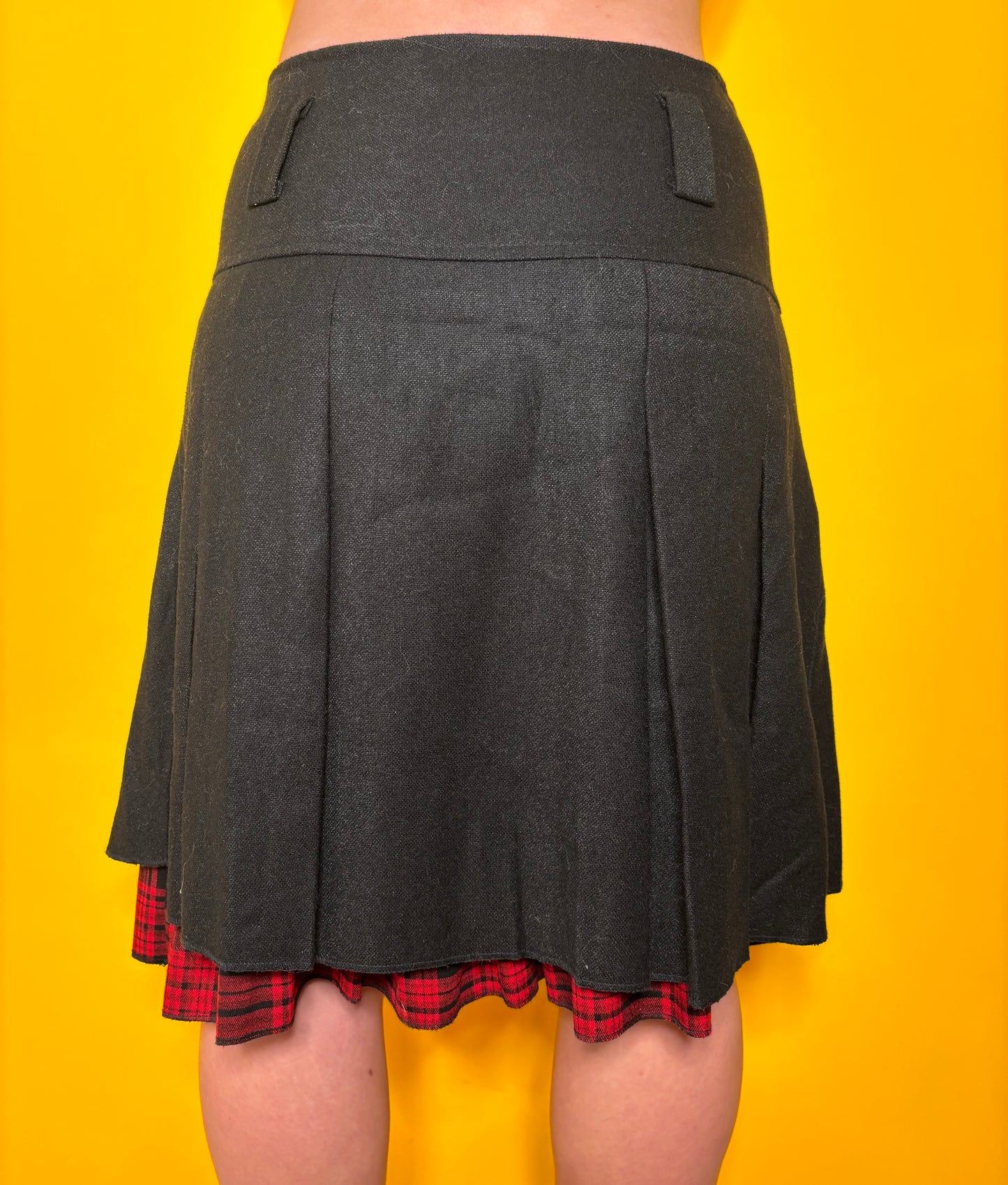 Jupe plis creux Arc-en-ciel Fashion T.M mix toile noire et tartan rouge