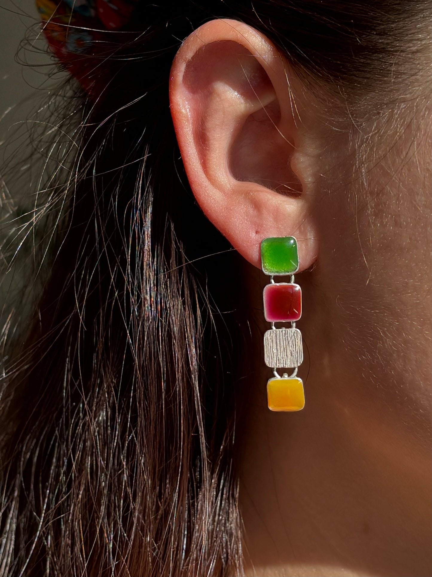 Boucles d'oreilles pendantes Ikita carrés colorés