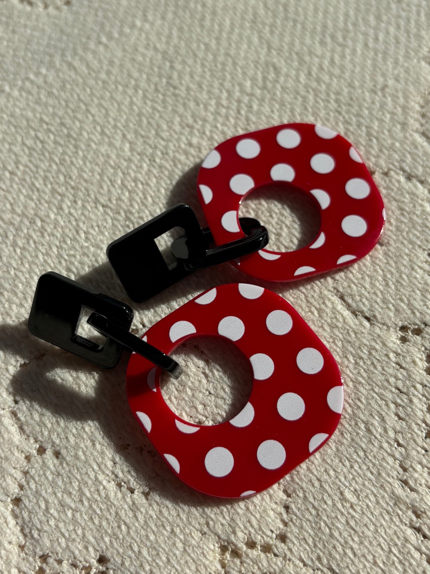Boucles d'oreille rétro pop noires et rouge à pois