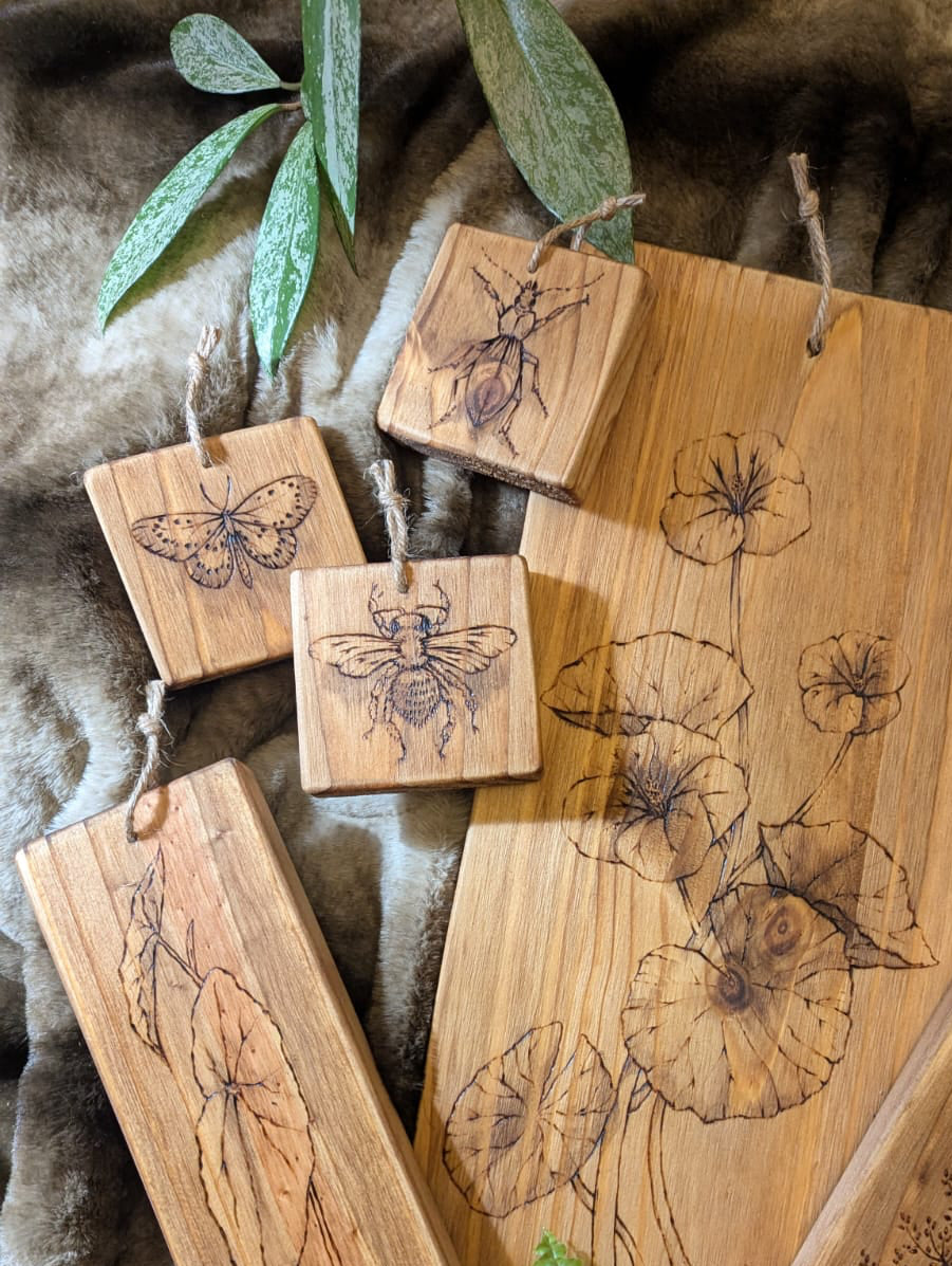Petite planche en bois d'une abeille faite au pyrograveur