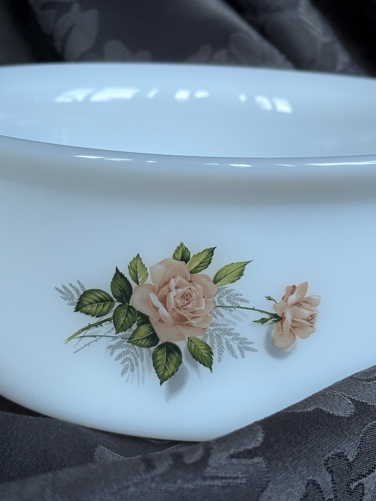 Plat à four vintage Arcopal motif rosier