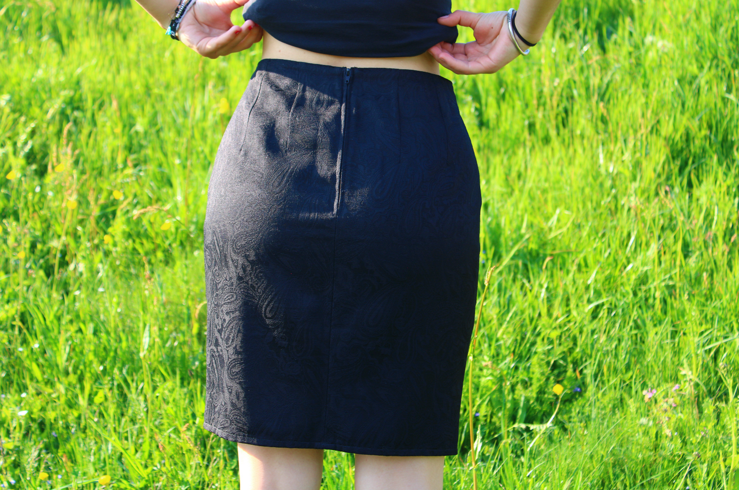 Jupe droite noire vintage avec motifs T.32-34