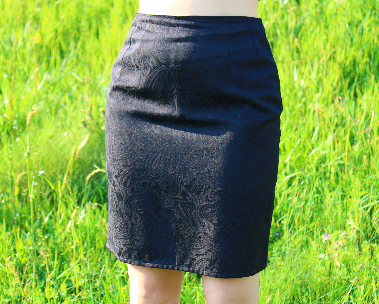Jupe droite noire vintage avec motifs T.32-34