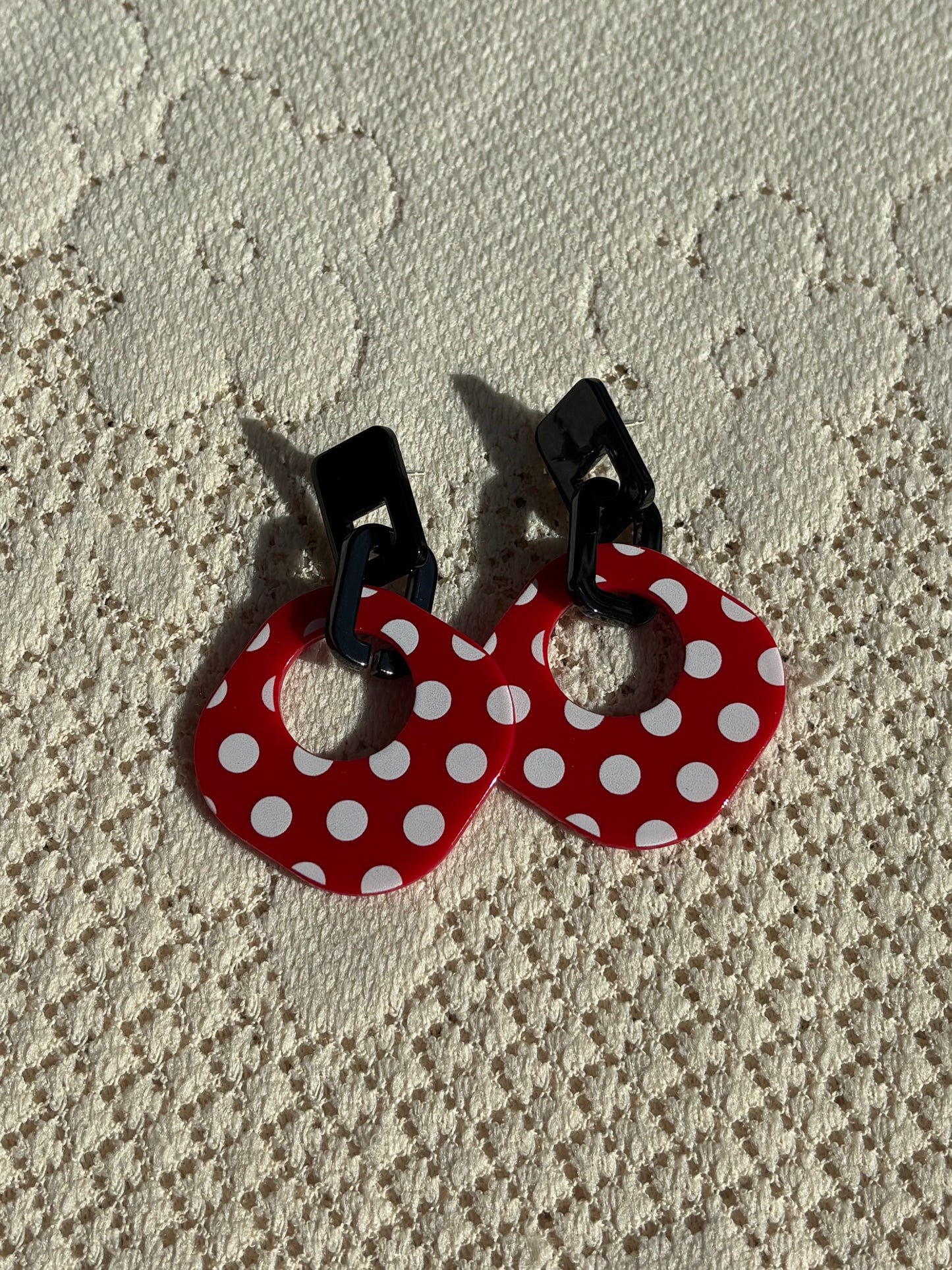 Boucles d'oreille rétro pop noires et rouge à pois