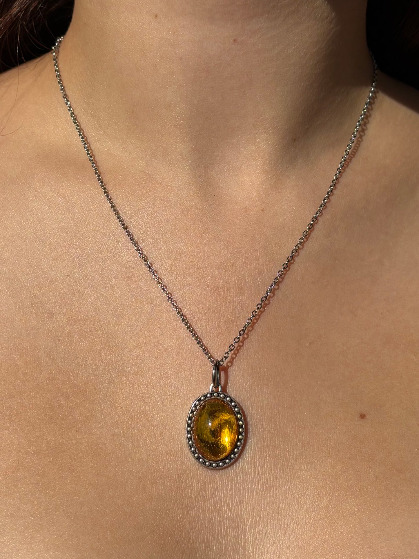 Pendentif ambre religieux Notre-Dame de Mont Roland