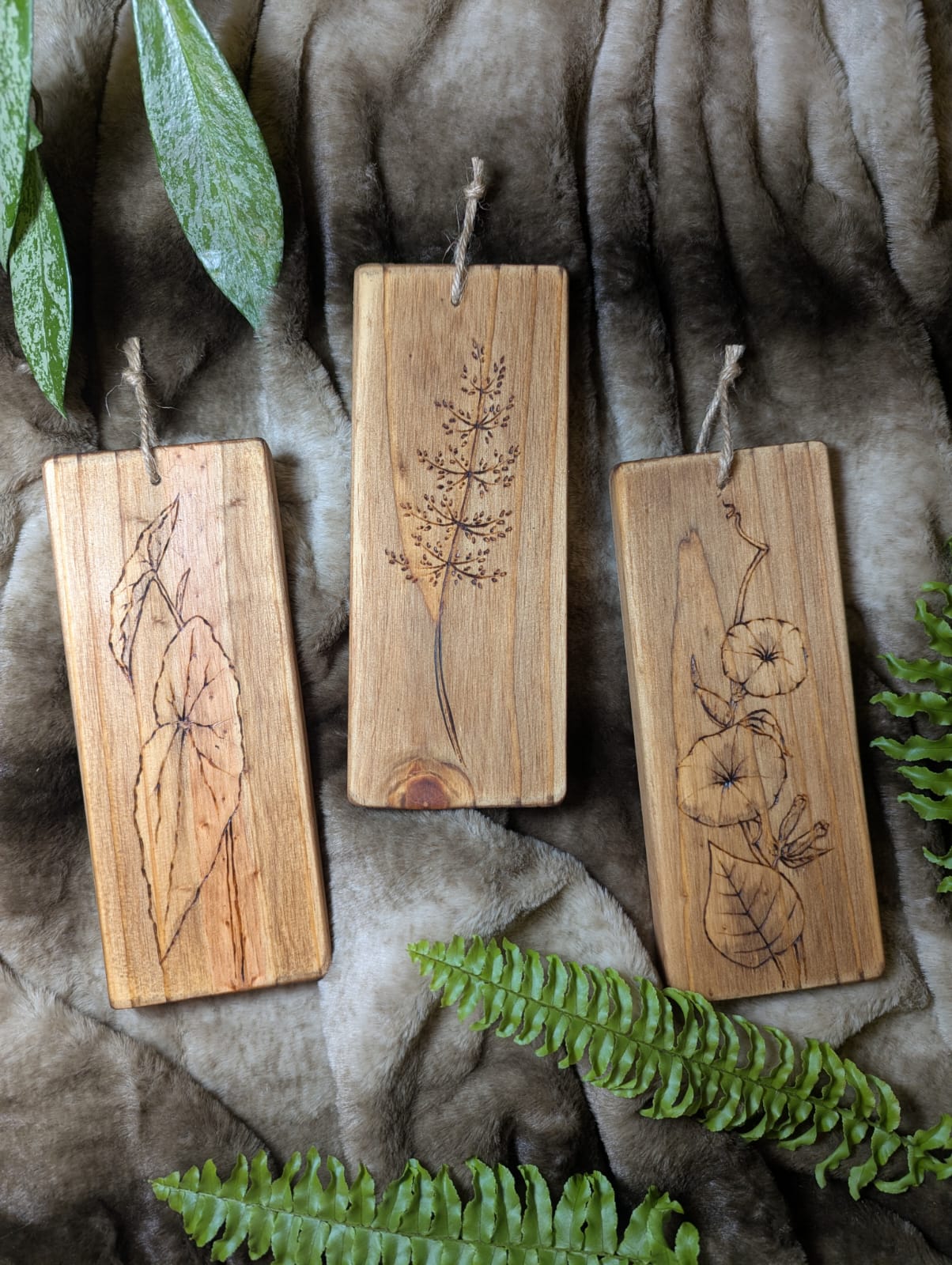 Planche moyenne en bois d'une graminée faite au pyrograveur