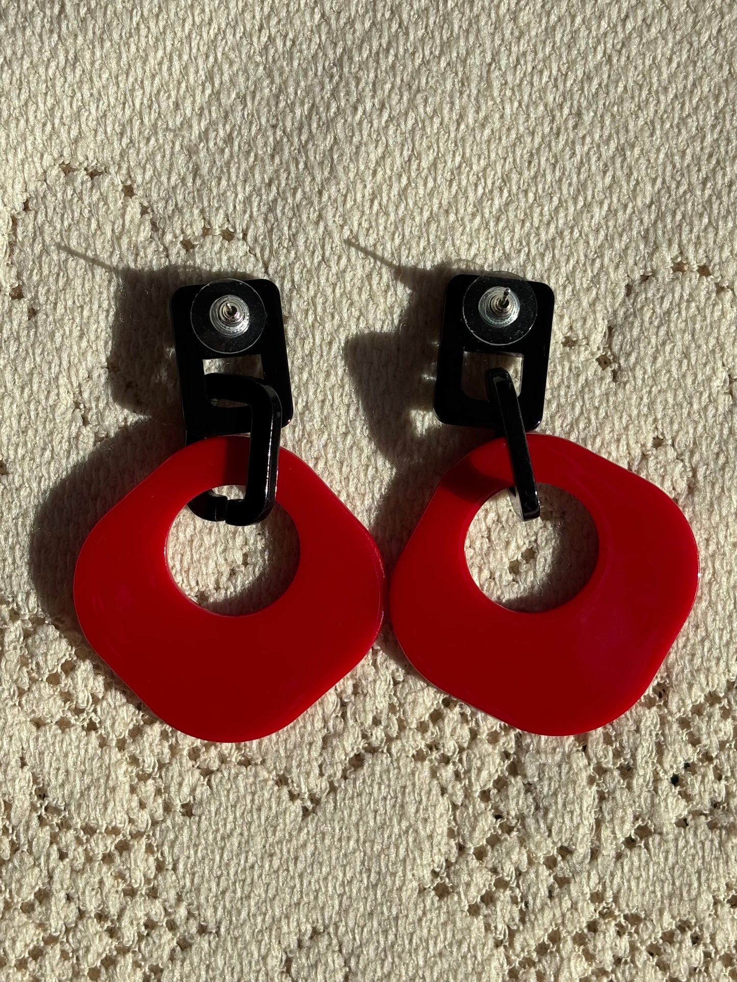 Boucles d'oreille rétro pop noires et rouge à pois