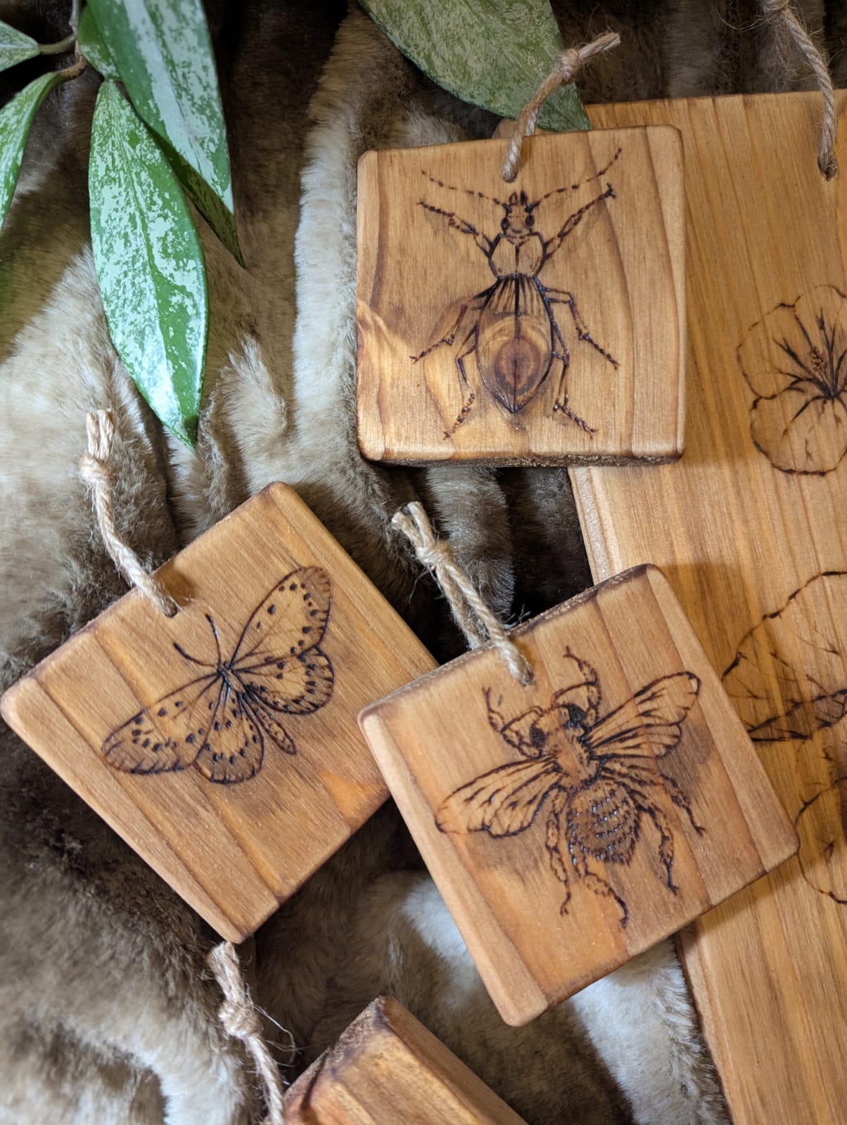 Petite planche en bois d'une abeille faite au pyrograveur