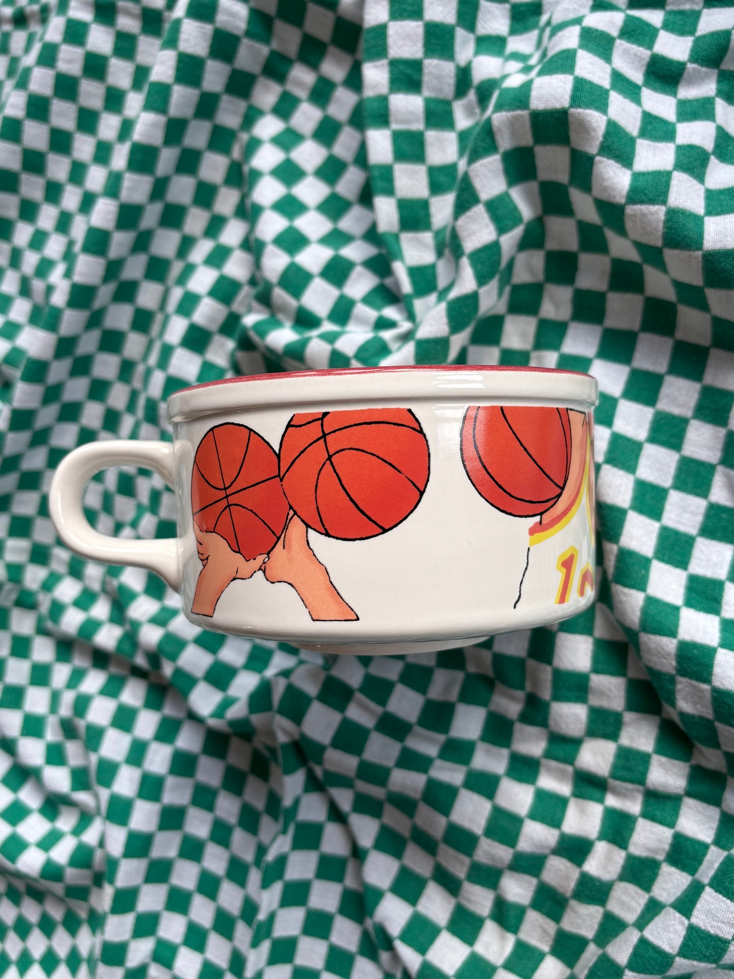 Grande tasse Casual Dining Inheritance Tableware by MaryAnn Baker motif illustration de basketball