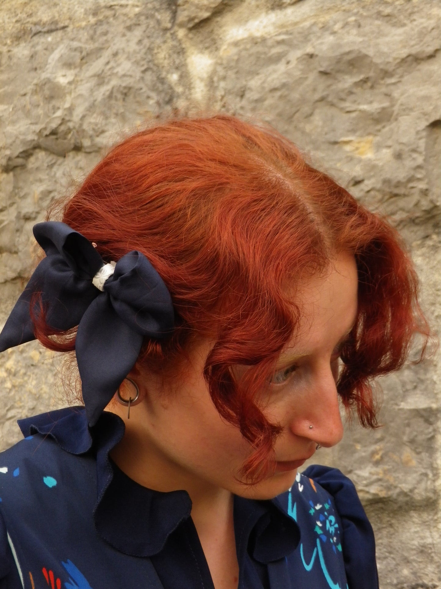 Noeud bleu avec ruban blanc