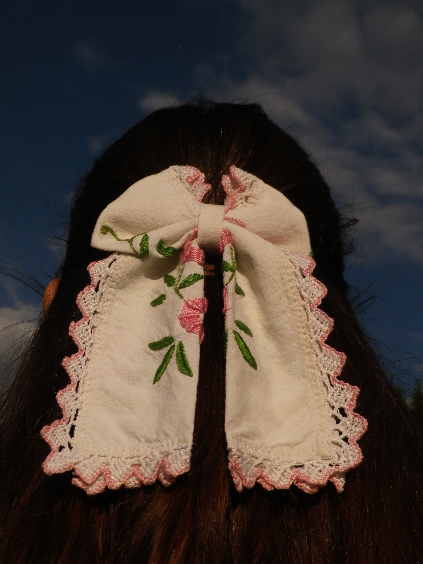 Noeud cheveux broderie ancienne