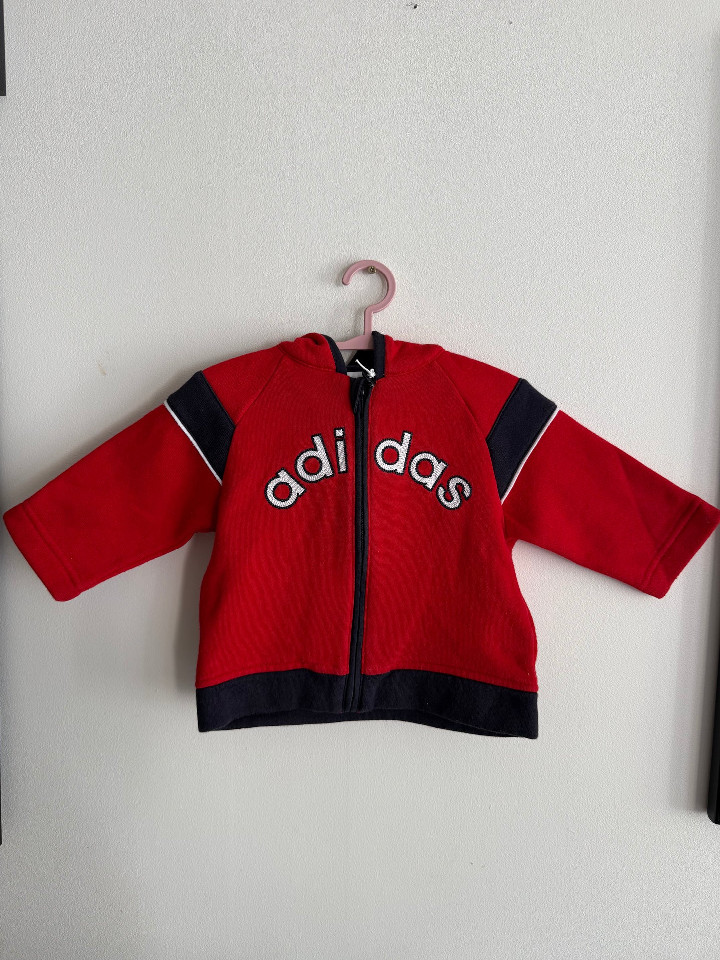 Gilet Adidas rouge et bleu T.6mois