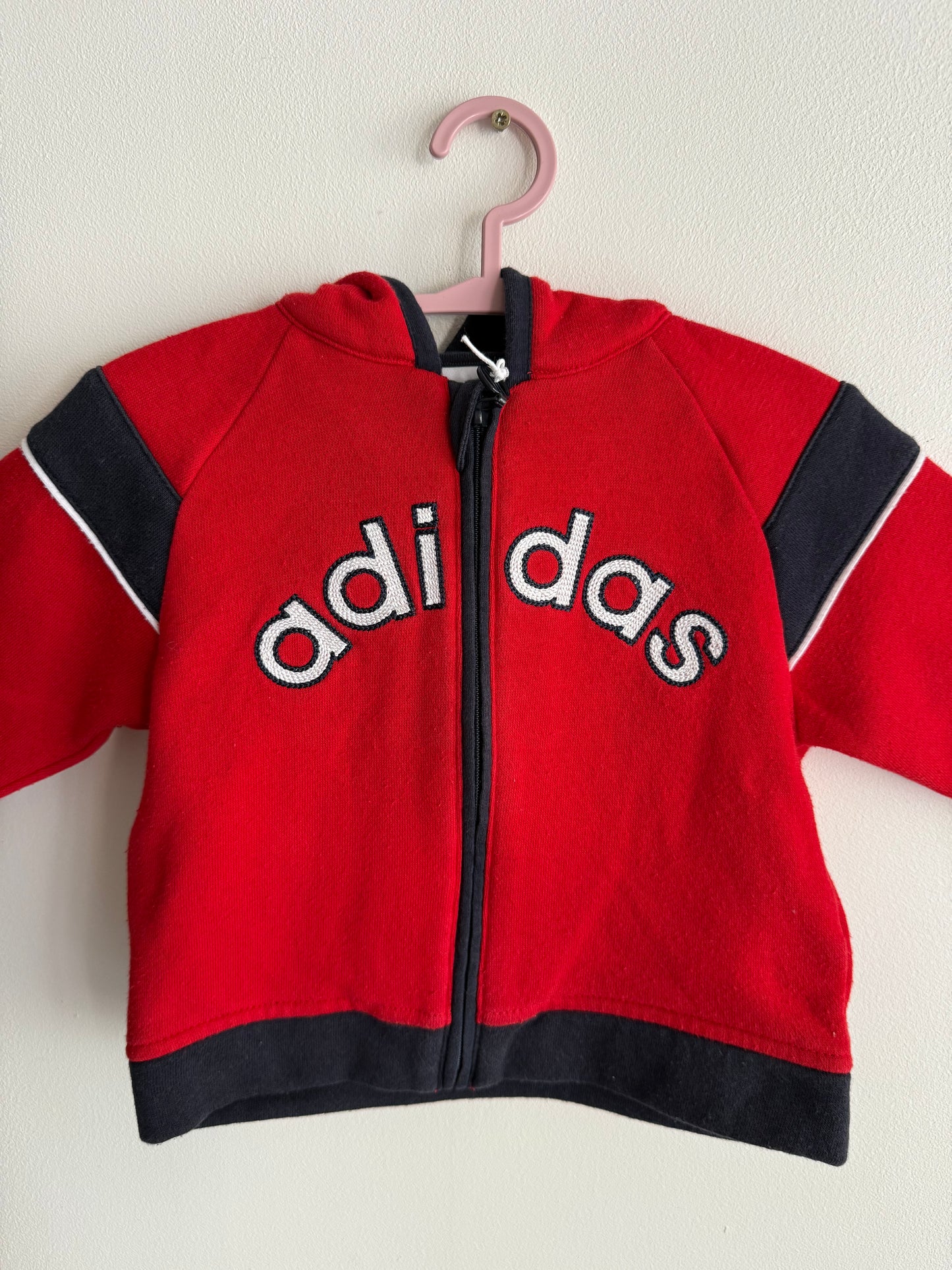 Gilet Adidas rouge et bleu T.6mois