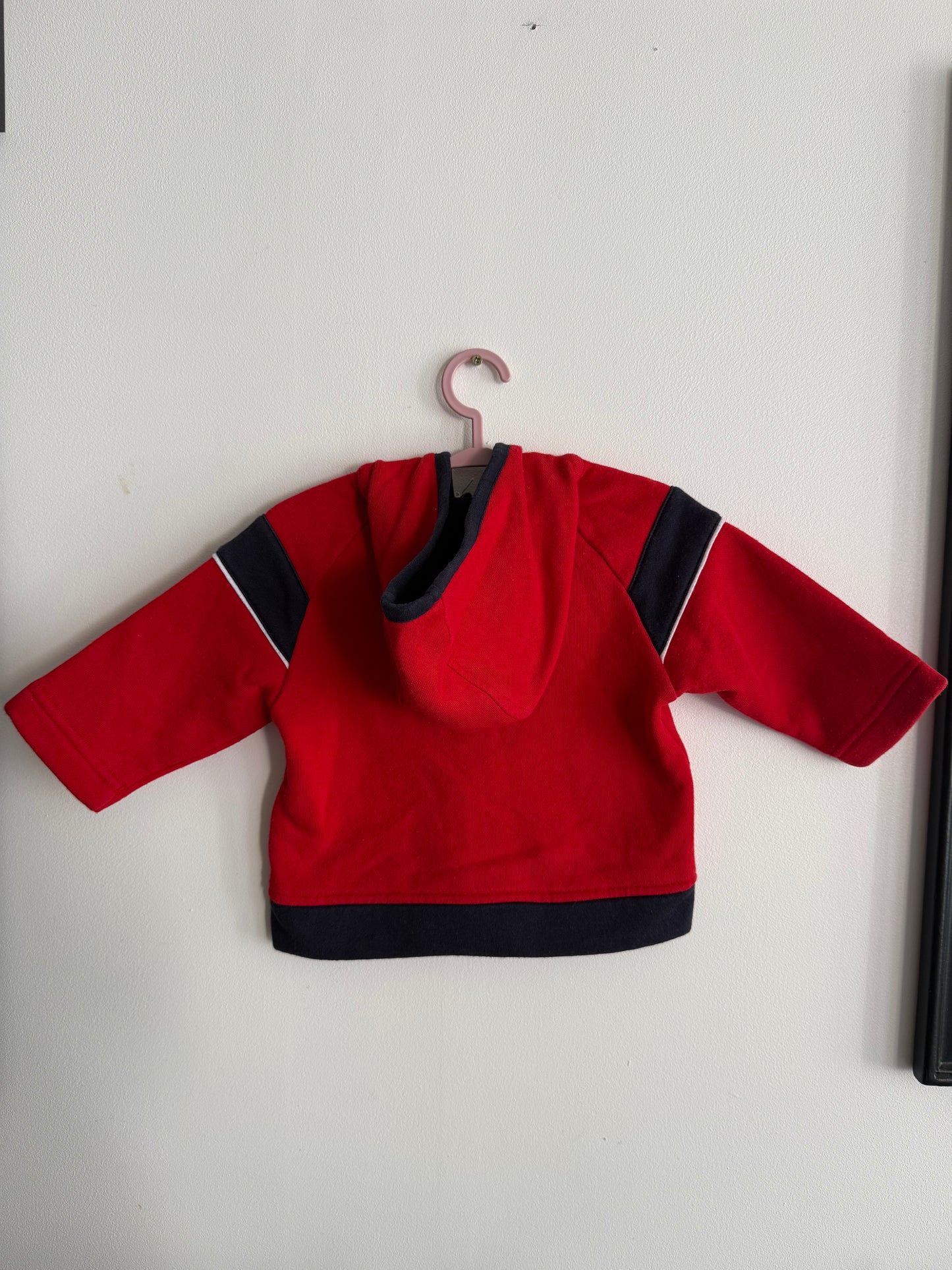 Gilet Adidas rouge et bleu T.6mois