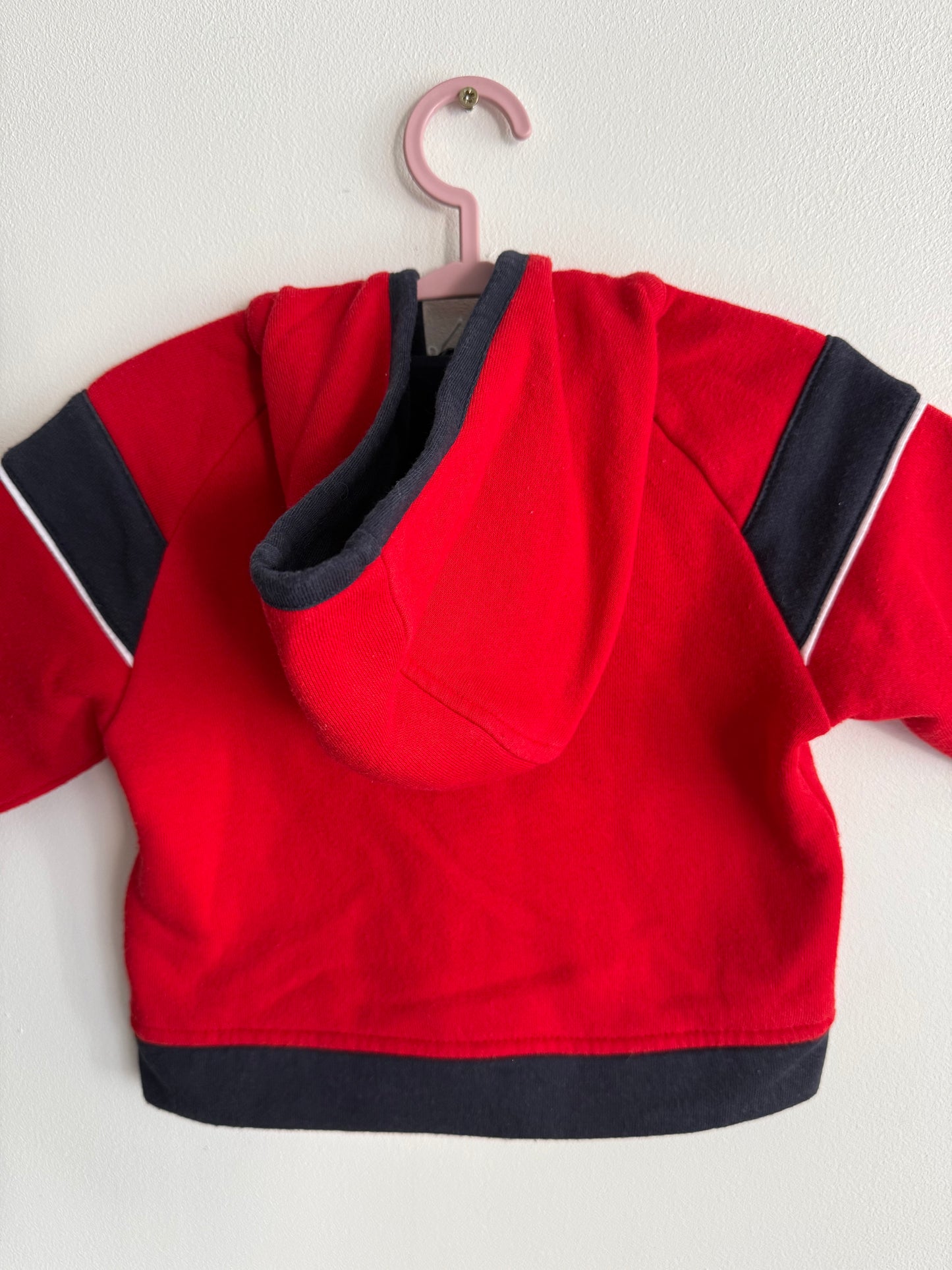 Gilet Adidas rouge et bleu T.6mois